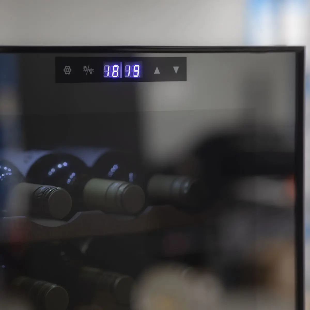 Baridi 44 Bottle Dual Zone Wine Cooler, Fridge with Digital Touchscreen Controls, Wooden Shelves & LED Light, Black - Image 11