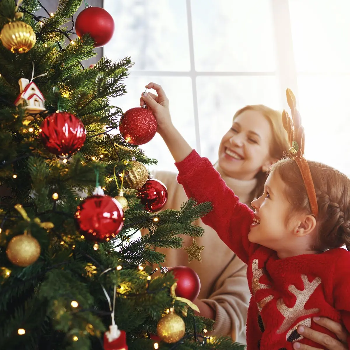 Dellonda Pre-Lit 7ft Hinged Christmas Tree with Warm White LED Lights & PE/PVC Tips - Image 7