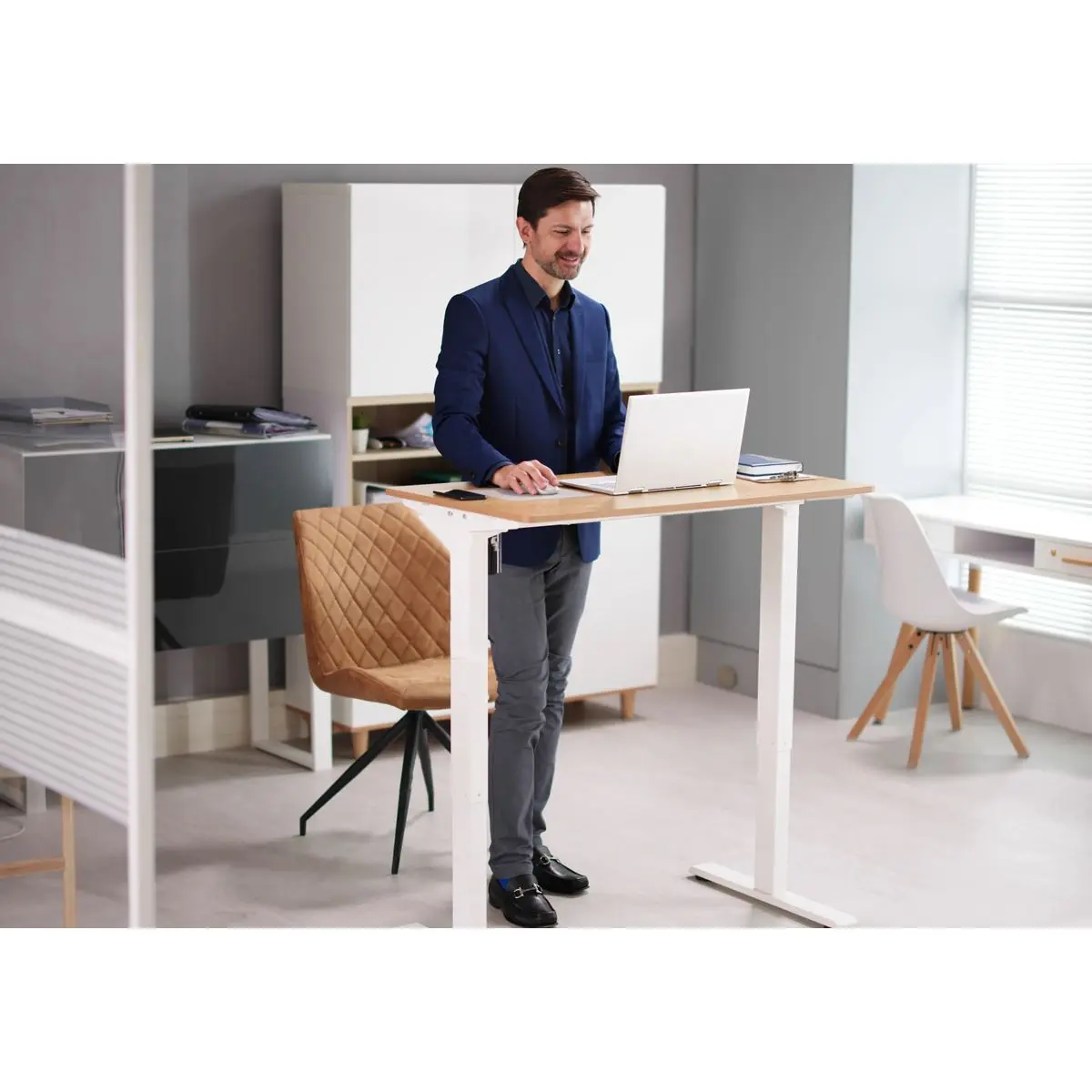 Dellonda Single Motor Height-Adjustable Electric Sit & Stand Desk with Oak Desktop & White Frame - Image 7