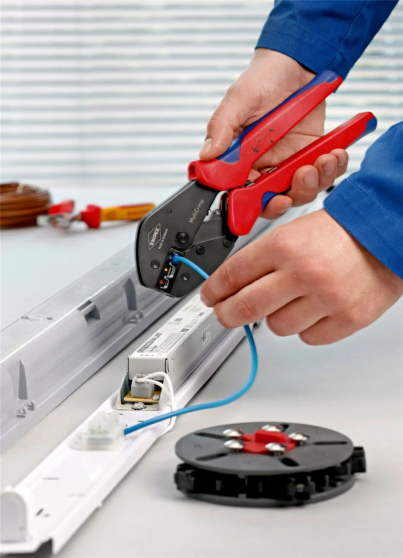 Knipex MultiCrimp 250mm Lever Action Crimping Pliers with Changer Magazine 97 33 01 - Image 5