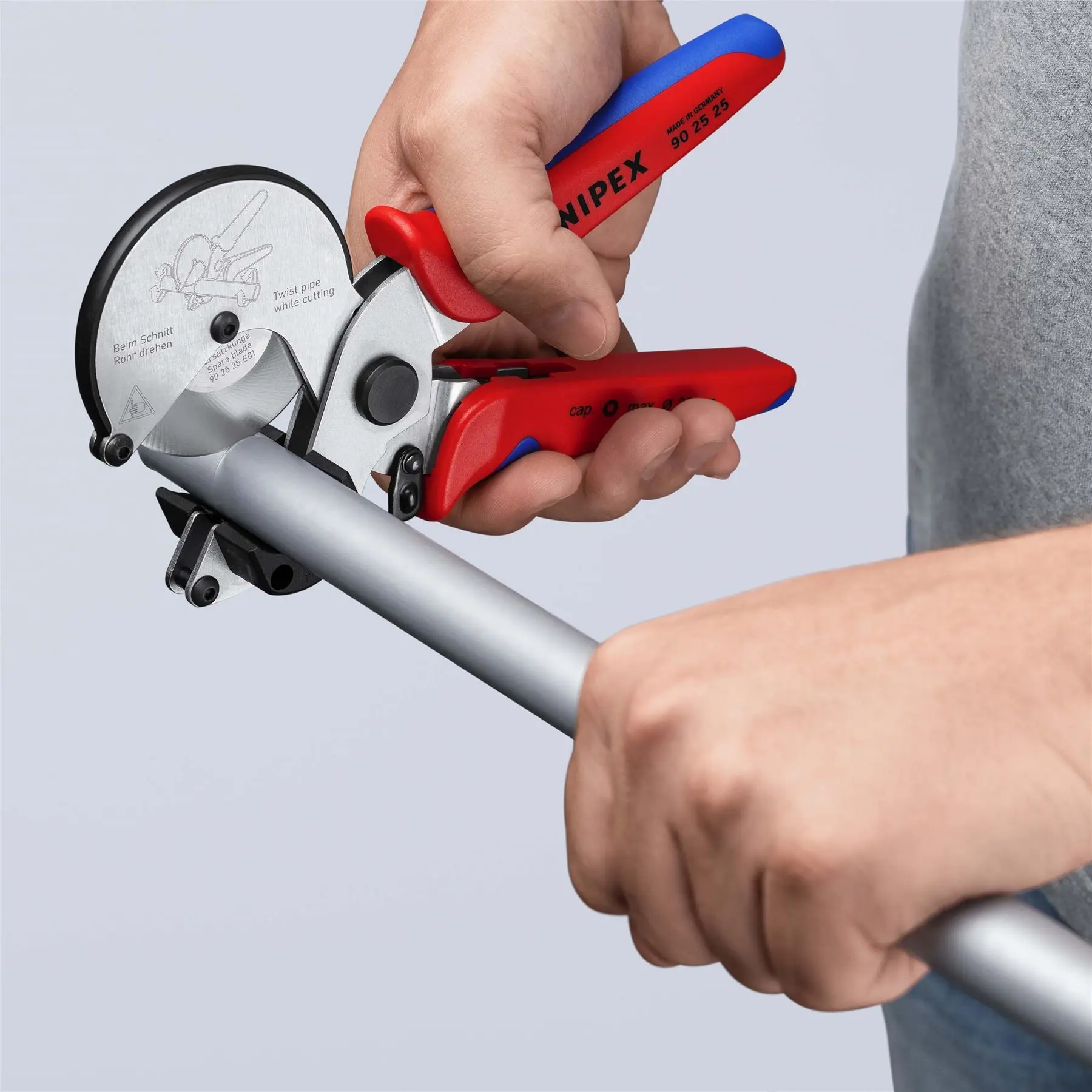 Knipex Pipe Cutter for Composite and Plastic Pipes 26mm Capactiy Multi Component Grips 90 25 25 - Image 4