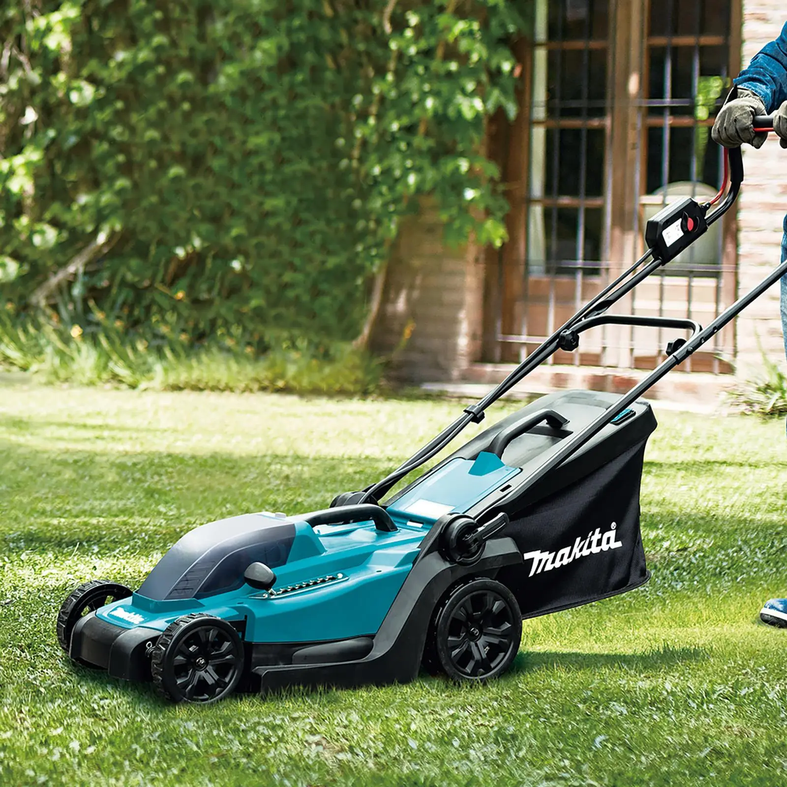 Makita 33cm Lawn Mower Kit 18V LXT Li-ion Cordless Garden Grass Outdoor 5Ah Battery and Charger DLM330RT - Image 5