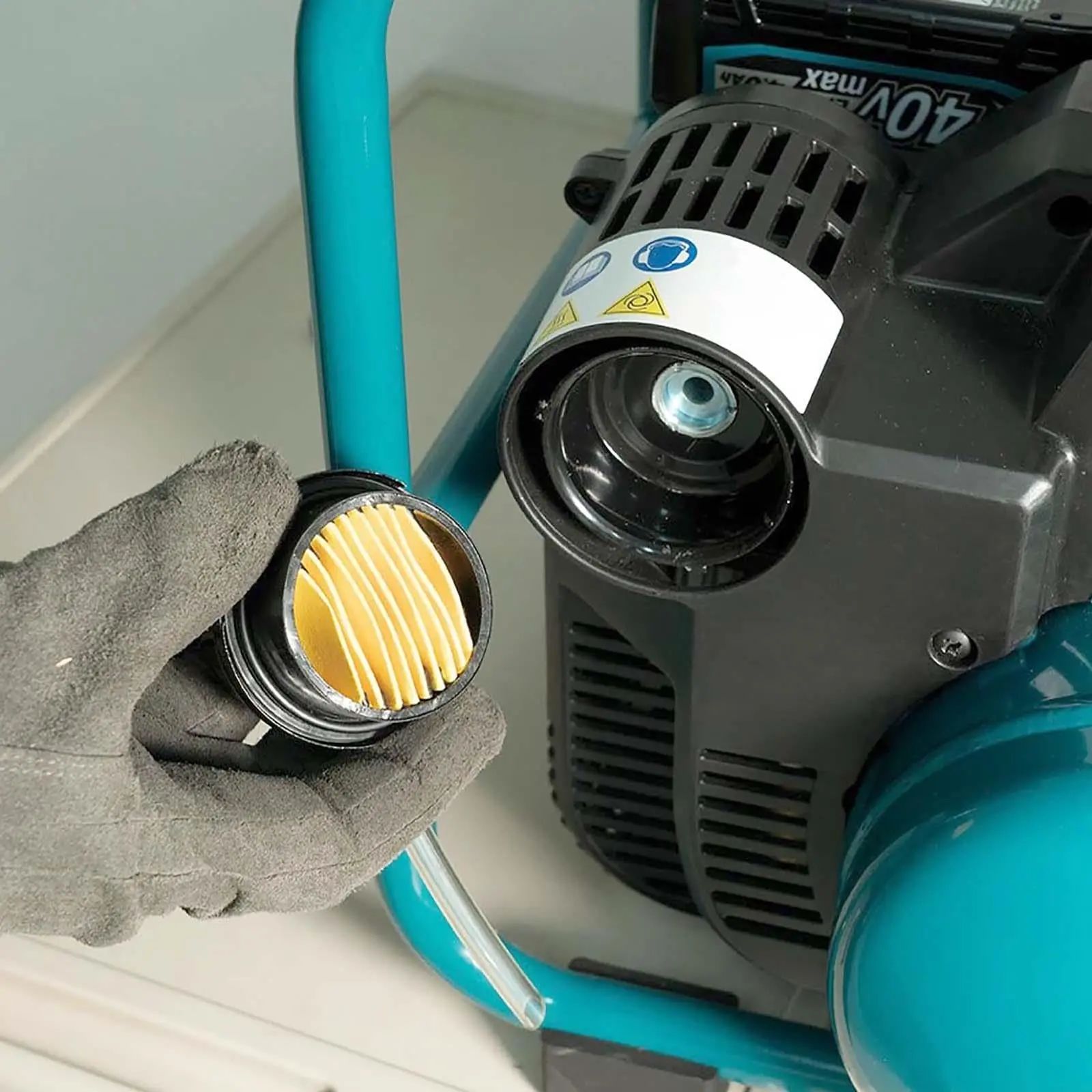 Makita Air Compressor XGT 40V Max Brushless Cordless 2 x 5Ah Batteries Rapid Charger AC001GT201 - Image 11