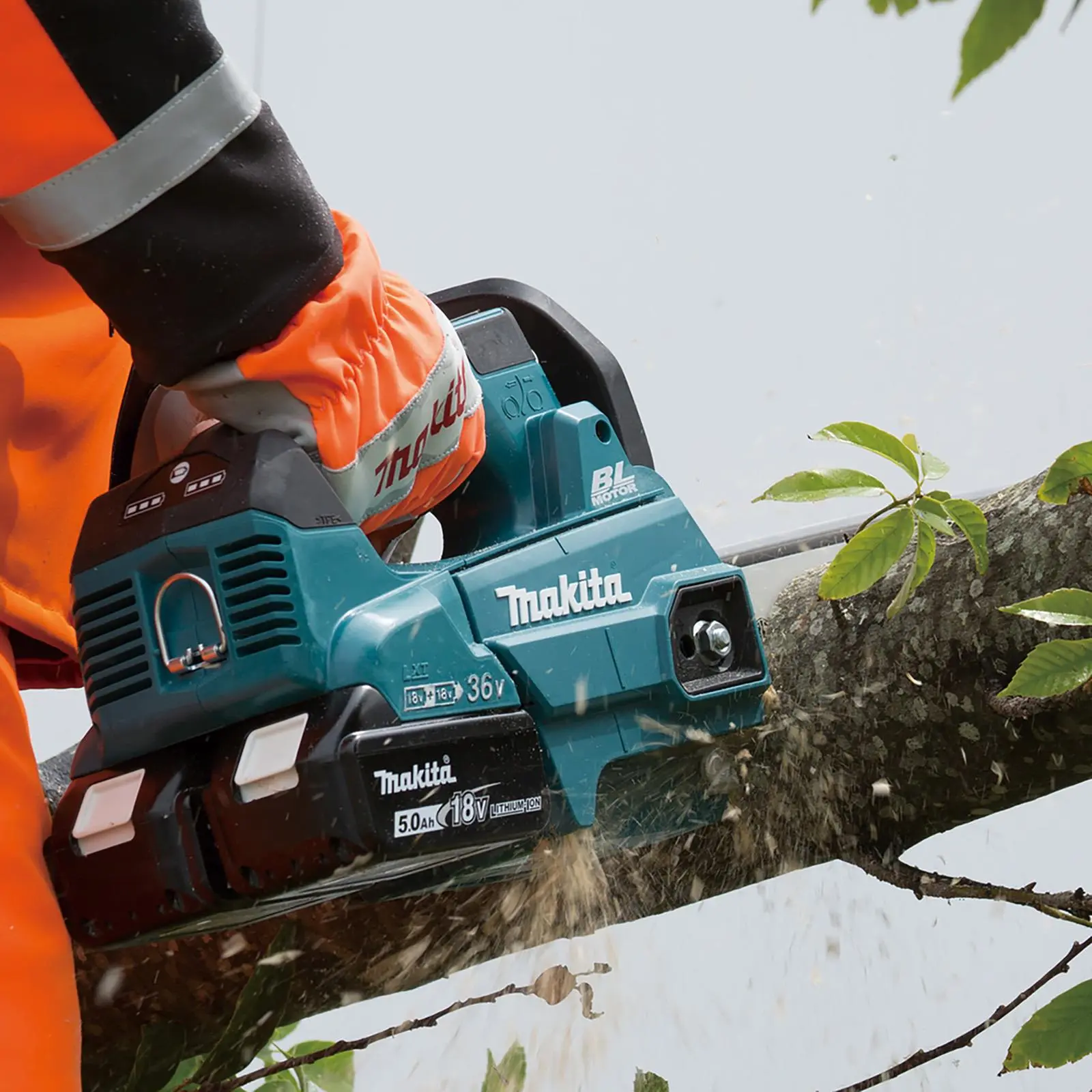 Makita Chainsaw Kit 25cm 10" 18V x 2 LXT Brushless Cordless 2 x 6Ah Battery and Dual Rapid Charger Top Handle Garden Tree Cutting Pruning DUC256PG2 - Image 2