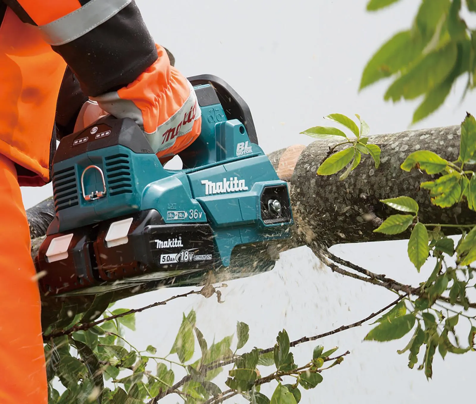 Makita Chainsaw Kit 30cm 12" 18V x 2 LXT Brushless Cordless 2 x 5Ah Battery and Dual Rapid Charger Top Handle Garden Tree Cutting Pruning DUC306PT2 - Image 2
