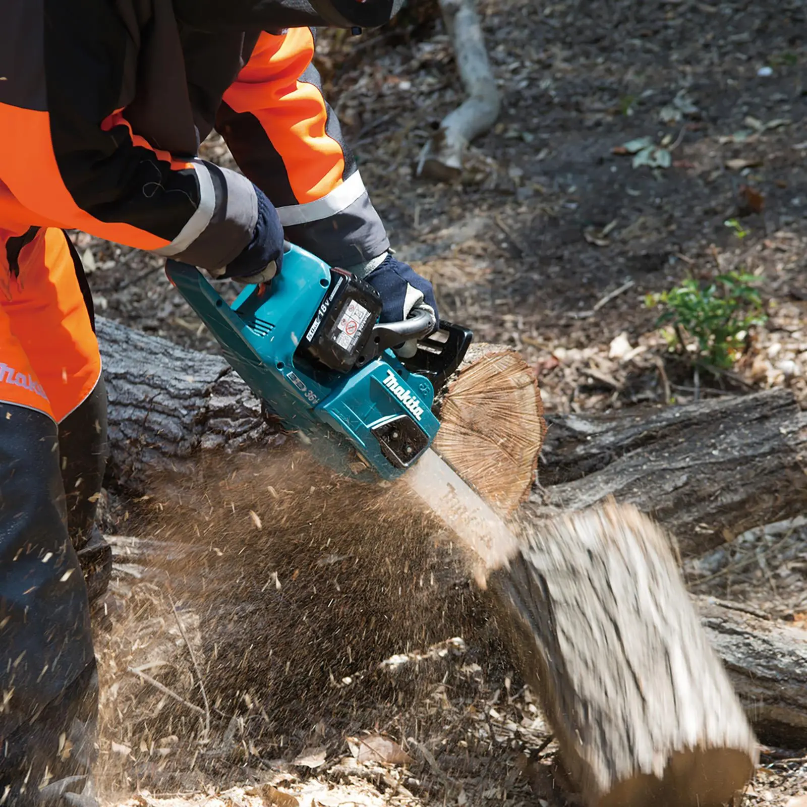 Makita Chainsaw Kit 30cm 12" 18V x 2 LXT Brushless Cordless 2 x 6Ah Battery and Dual Rapid Charger Garden Tree Cutting Pruning DUC305PG2 - Image 3