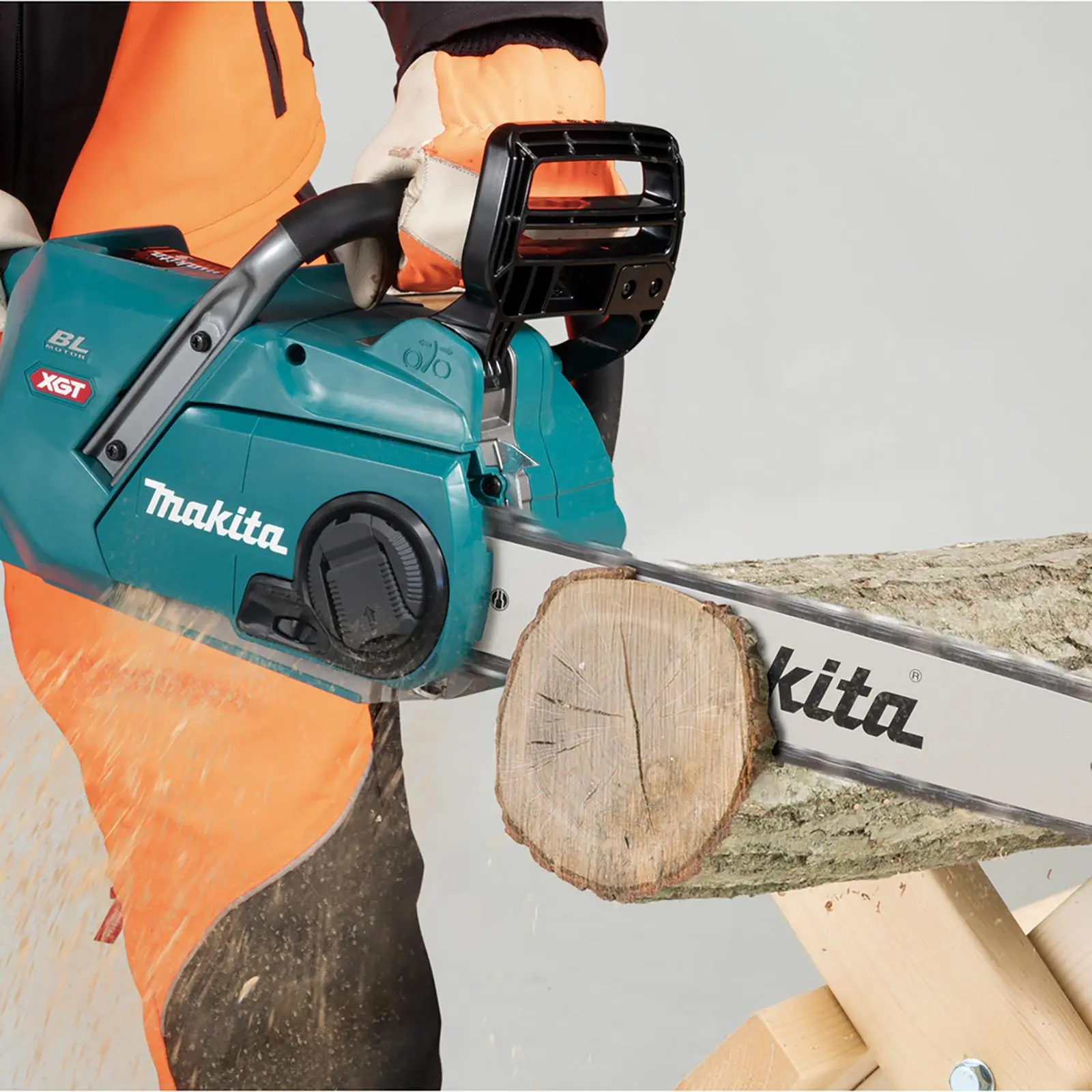 Makita Chainsaw Kit 40cm Heavy Duty 16" 40V XGT Brushless Cordless 2 x 5Ah Battery and Rapid Charger Garden Tree Cutting Pruning UC016GT201 - Image 2
