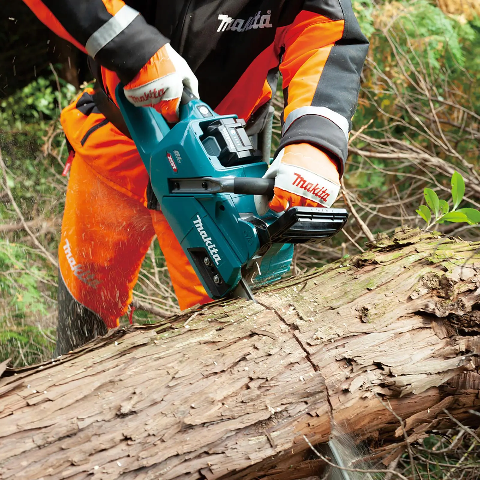 Makita Chainsaw Kit Heavy Duty 35cm 14" 40V XGT Brushless Cordless 2 x 5Ah Battery and Rapid Charger Garden Tree Cutting Pruning UC011GT201 - Image 3