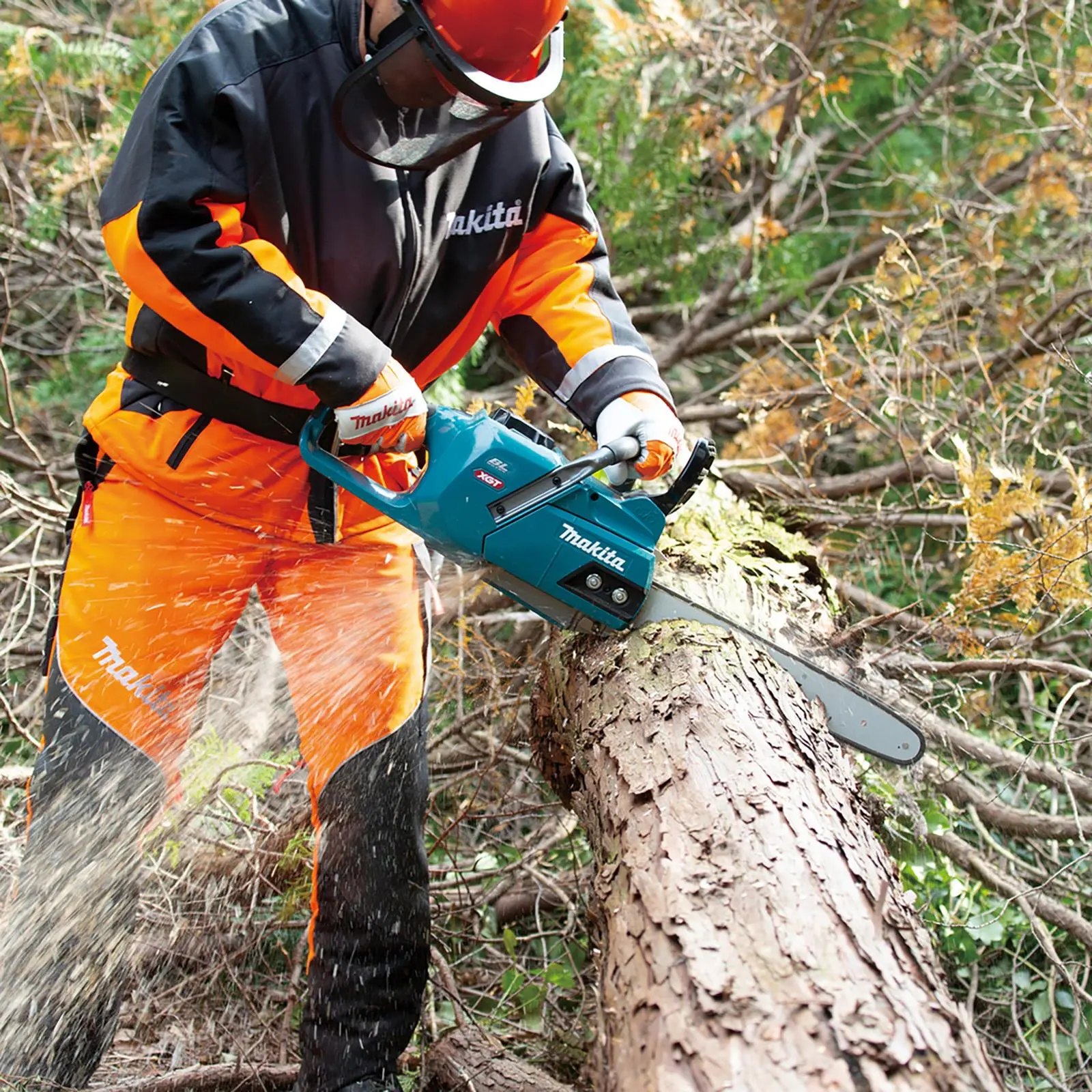 Makita Chainsaw Kit Heavy Duty 35cm 14" 40V XGT Brushless Cordless 2 x 5Ah Battery and Rapid Charger Garden Tree Cutting Pruning UC015GT201 - Image 2