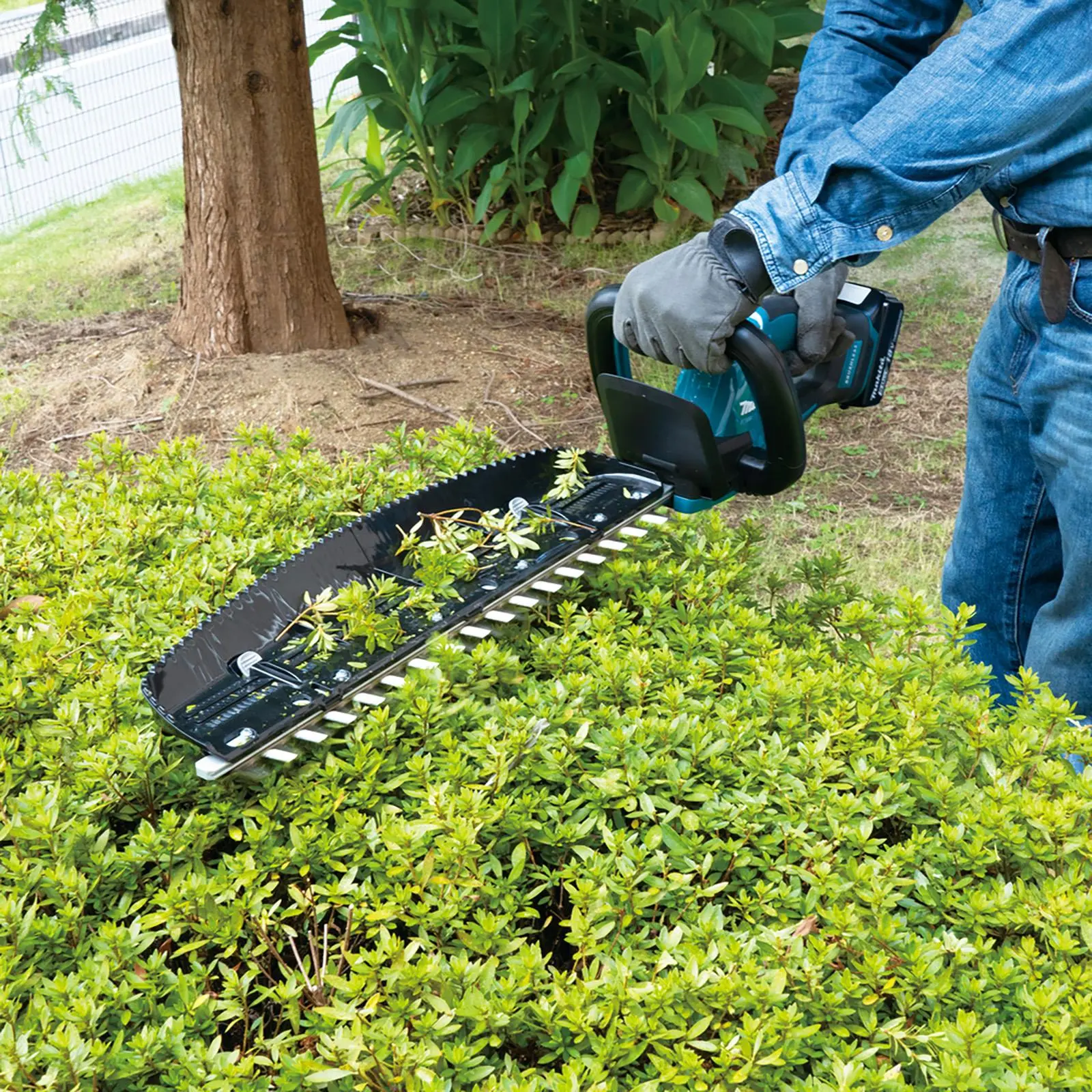 Makita Hedge Trimmer Kit 50cm 18V LXT Li-ion Brushless Cordless 5Ah Battery and Charger Garden Bush Cutter Cutting DUH506RT - Image 9