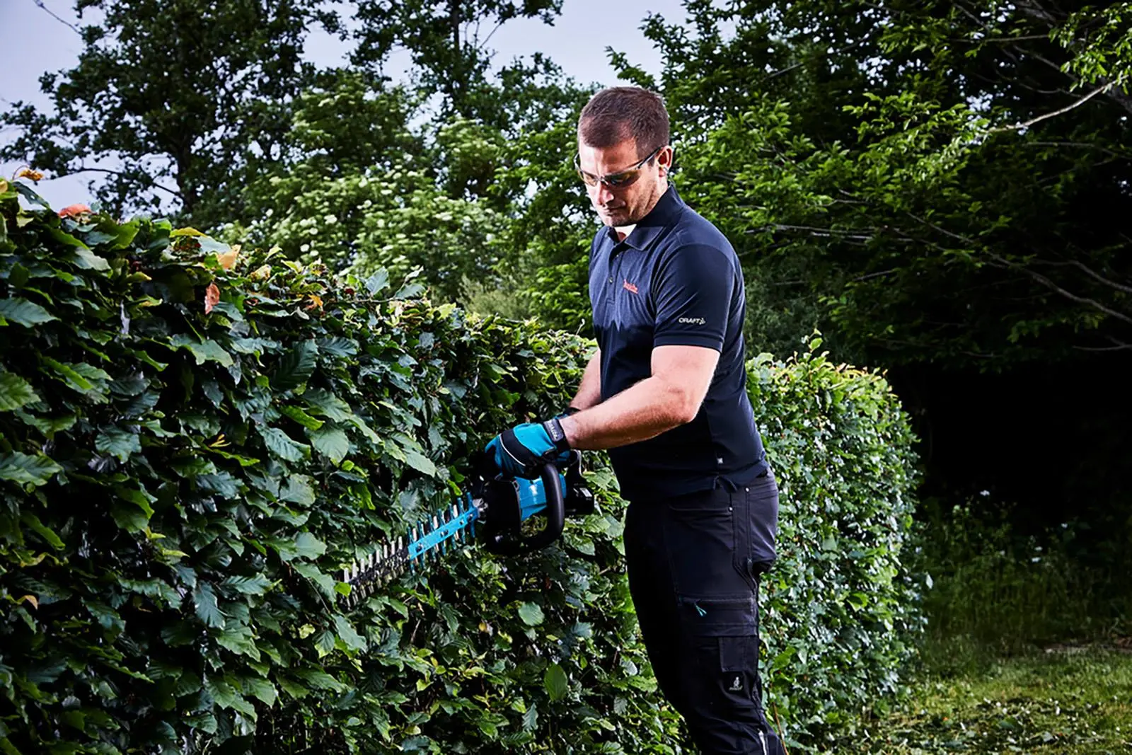 Makita Hedge Trimmer Kit 60cm 18V LXT Li-ion Brushless Cordless 5Ah Battery and Charger Garden Bush Cutter Cutting DUH601RT - Image 2