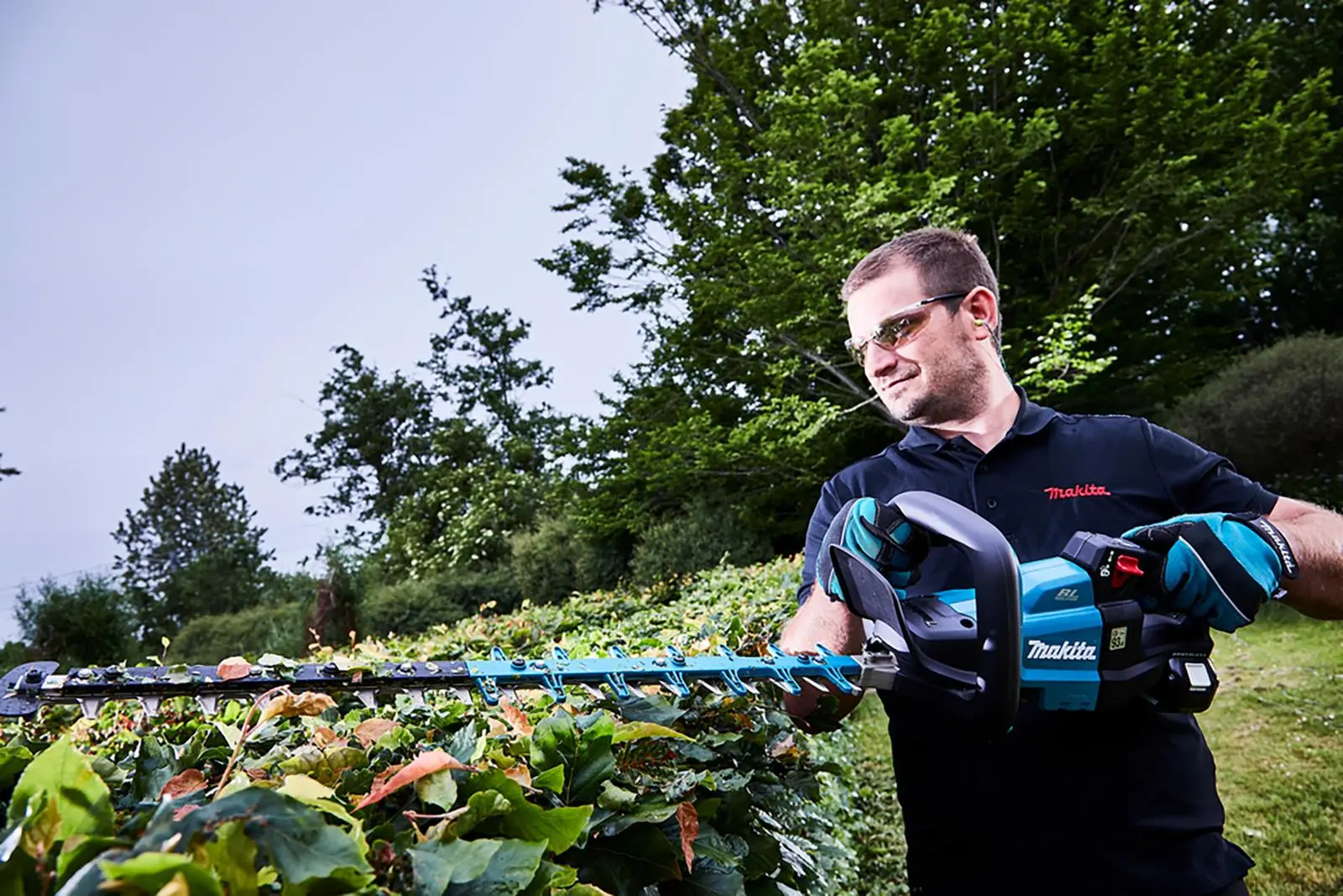 Makita Hedge Trimmer Kit 60cm 18V LXT Li-ion Brushless Cordless 5Ah Battery and Charger Garden Bush Cutter Cutting DUH601RT - Image 9
