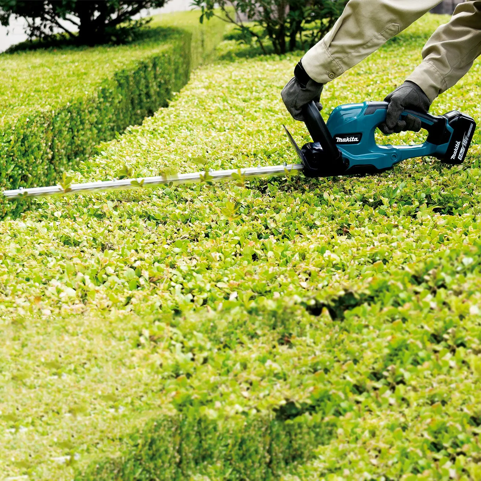 Makita Hedge Trimmer Kit 60cm 18V LXT Li-ion Brushless Cordless 5Ah Battery and Charger Garden Bush Cutter Cutting DUH607RT - Image 10
