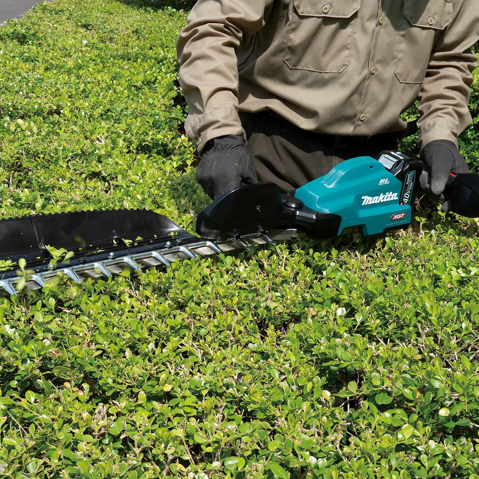 Makita Hedge Trimmer Kit 60cm 40V XGT Li-ion Brushless Cordless 2 x 2.5Ah Battery and Rapid Charger Garden Bush Cutter Cutting UH013GD202 - Image 4