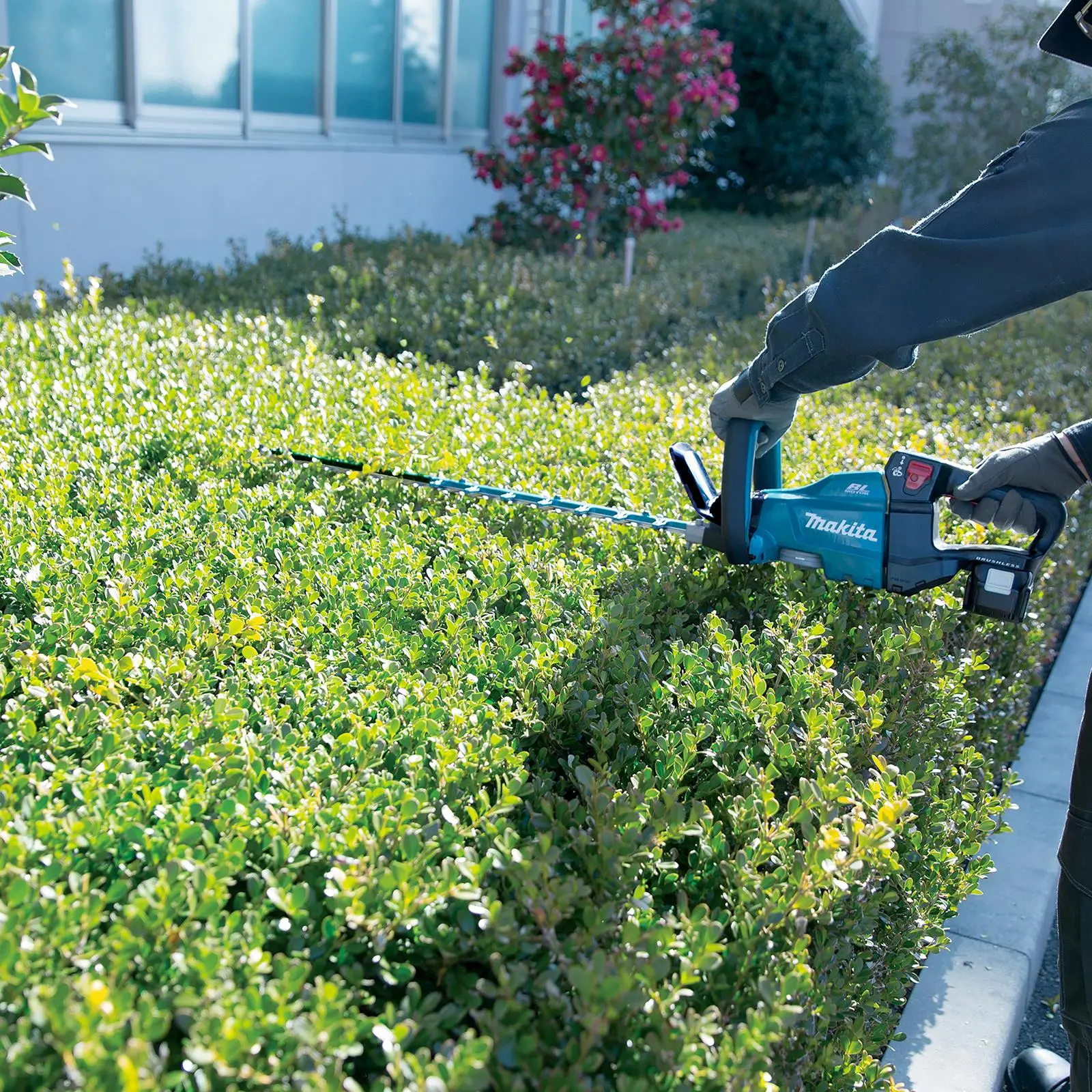 Makita Hedge Trimmer Kit 75cm 18V LXT Li-ion Brushless Cordless 5Ah Battery and Charger Garden Bush Cutter Cutting DUH751RT - Image 2