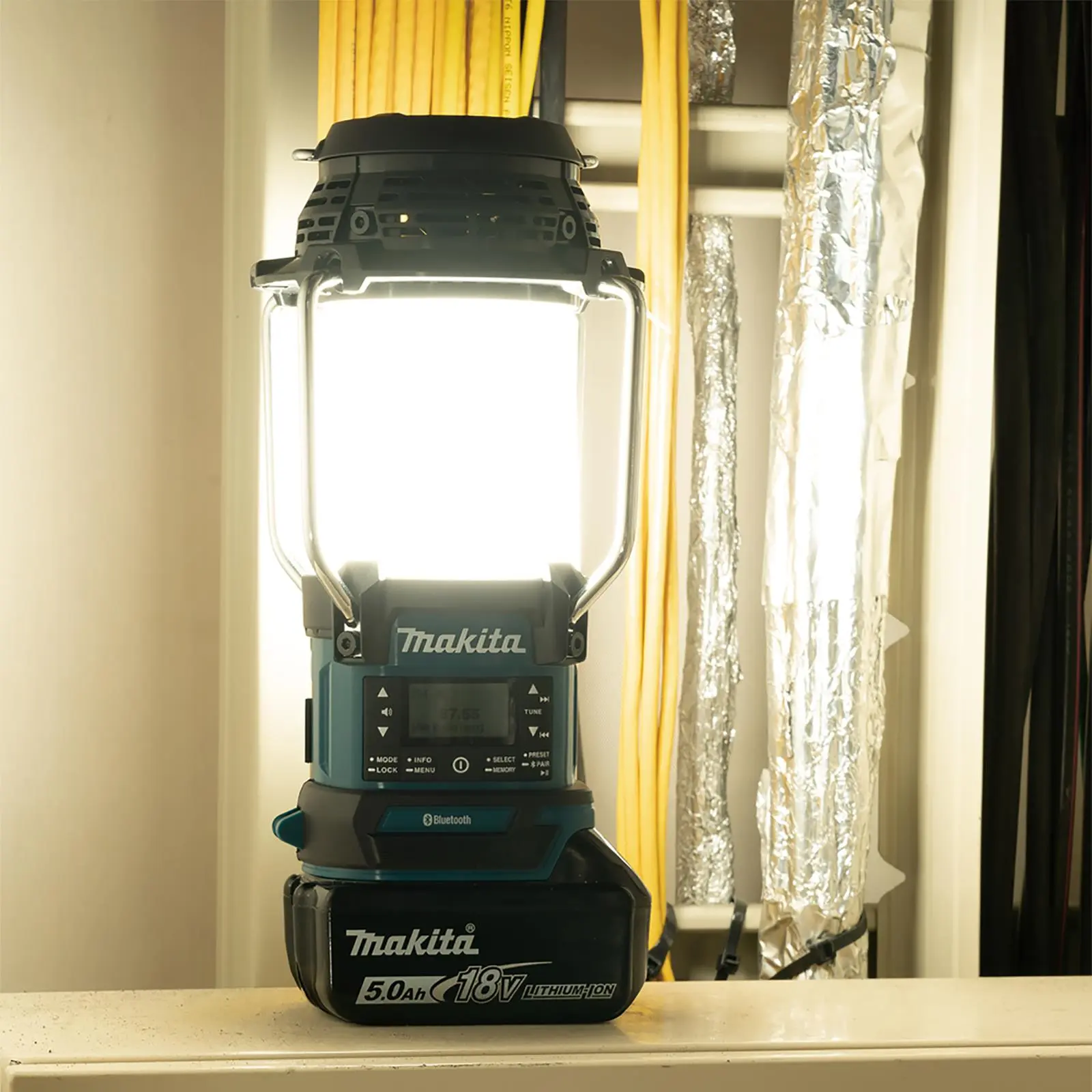 Makita Lantern Radio Job Site Light Lamp DAB+ Bluetooth Cordless LXT DMR056 Body Only - Image 5