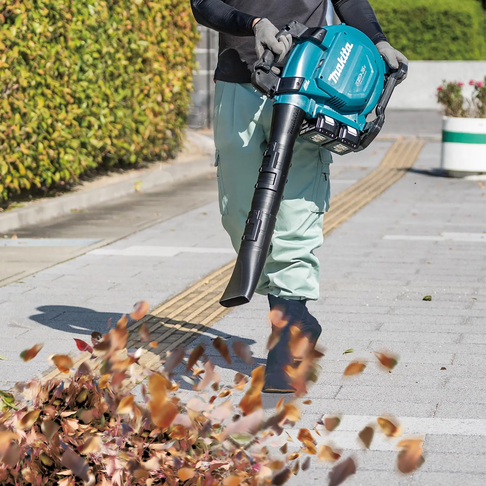 Makita Leaf Blower Vacuum Kit 18V x 2 LXT Brushless Cordless 2 x 6Ah Battery and Dual Rapid Charger 14.4N Garden Grass Clippings Construction DUB363PG2V - Image 11