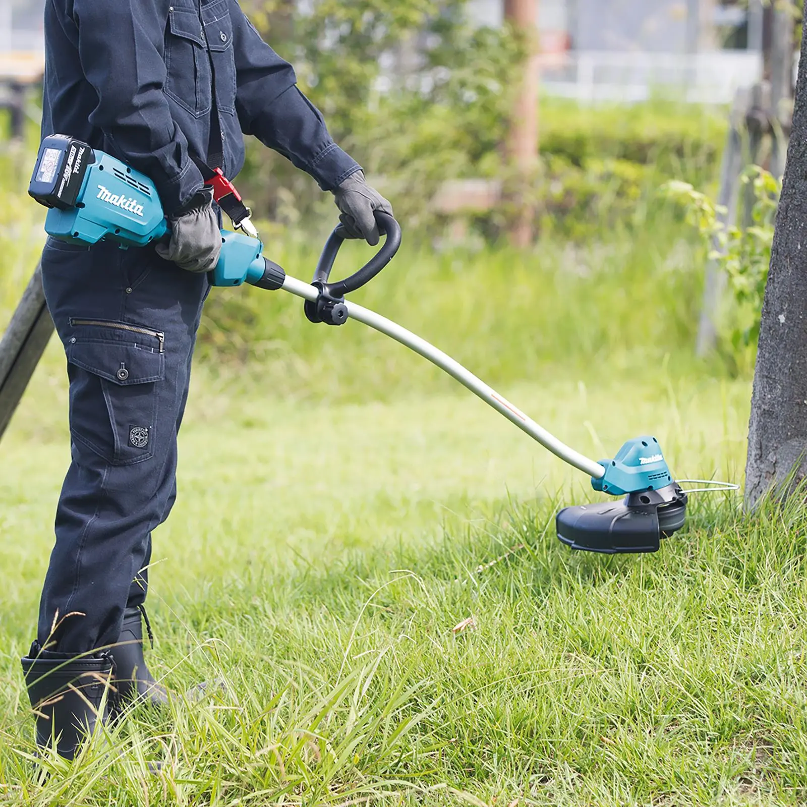 Makita Line Trimmer Strimmer Kit 18V LXT Brushless Cordless Garden Lawn Strimming 5Ah Battery and Charger DUR189RT - Image 3