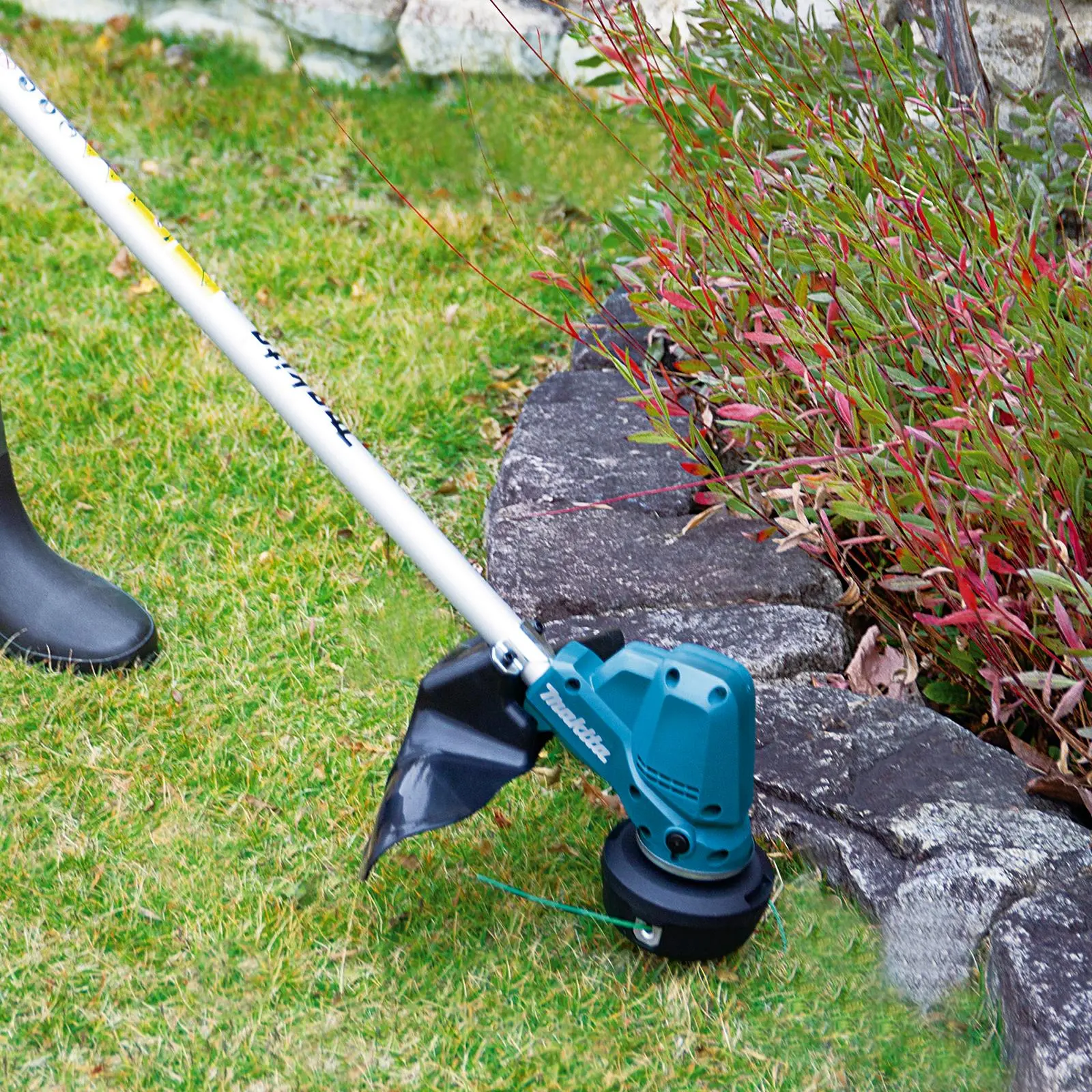 Makita Line Trimmer Strimmer Kit 18V LXT Brushless Cordless Garden Lawn Strimming 5Ah Battery and Charger DUR190LRT8 - Image 2