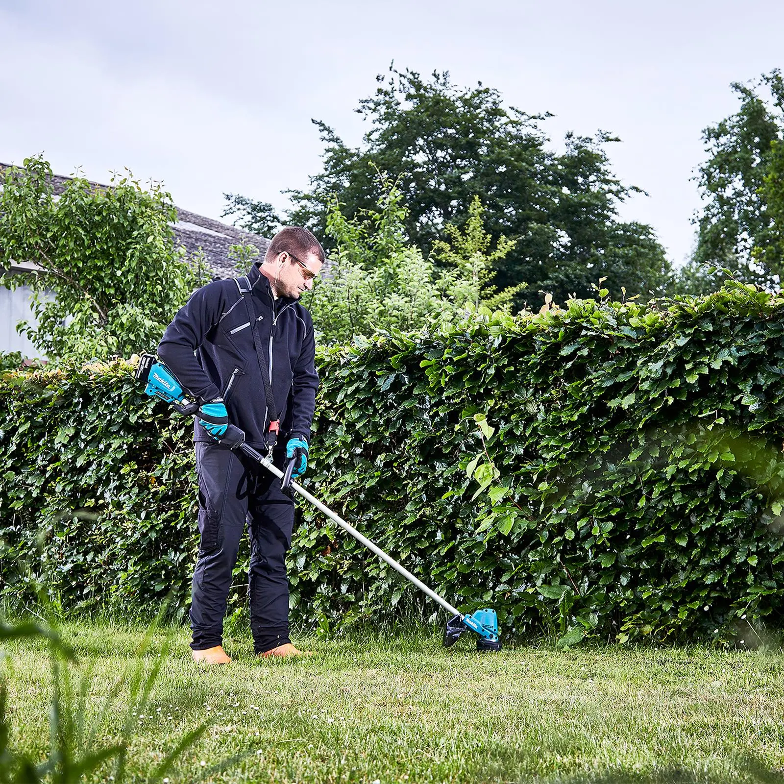 Makita Line Trimmer Strimmer Kit 18V LXT Brushless Cordless Garden Lawn Strimming 5Ah Battery and Charger DUR190LRT8 - Image 3