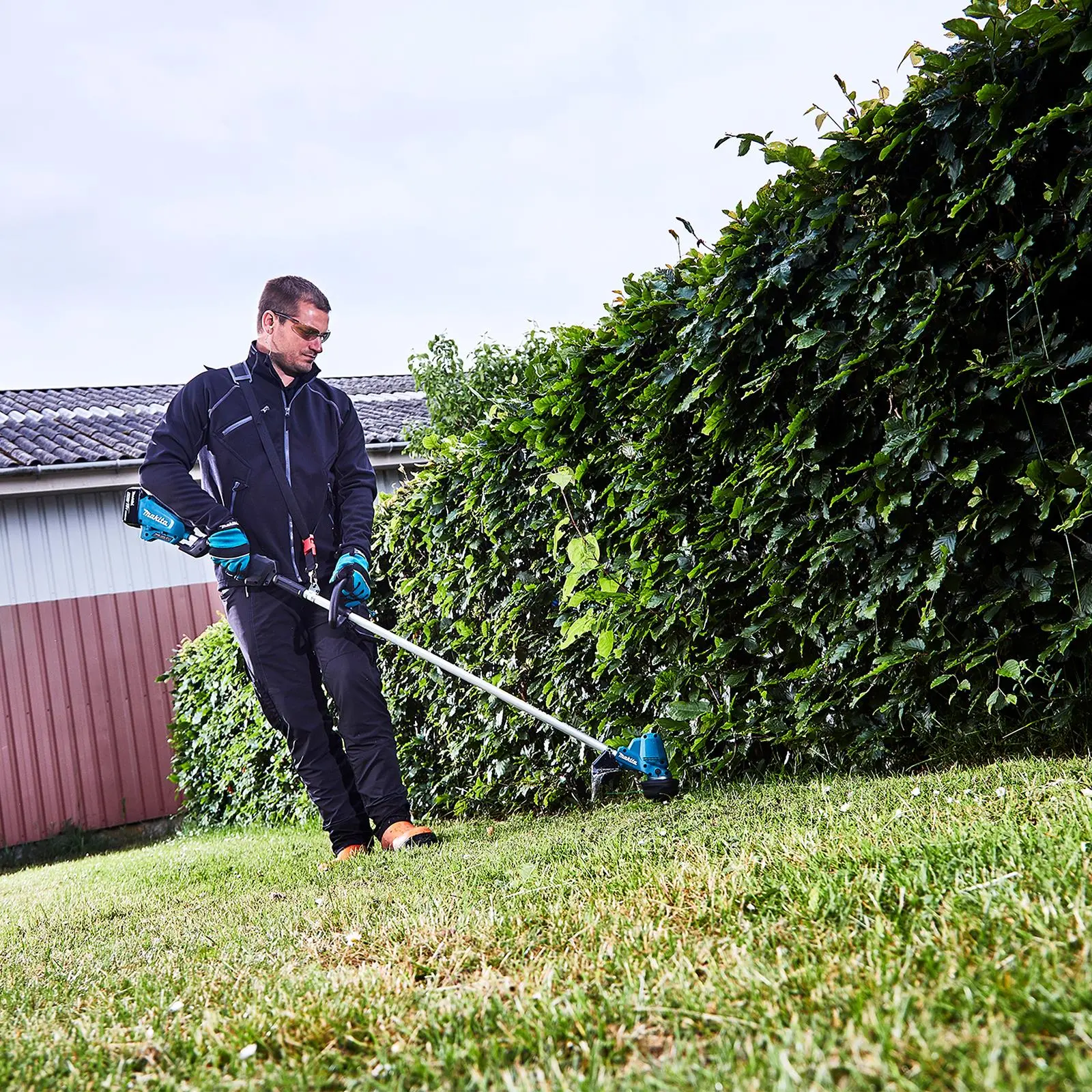 Makita Line Trimmer Strimmer Kit 18V LXT Brushless Cordless Garden Lawn Strimming 5Ah Battery and Charger DUR190LRT8 - Image 4
