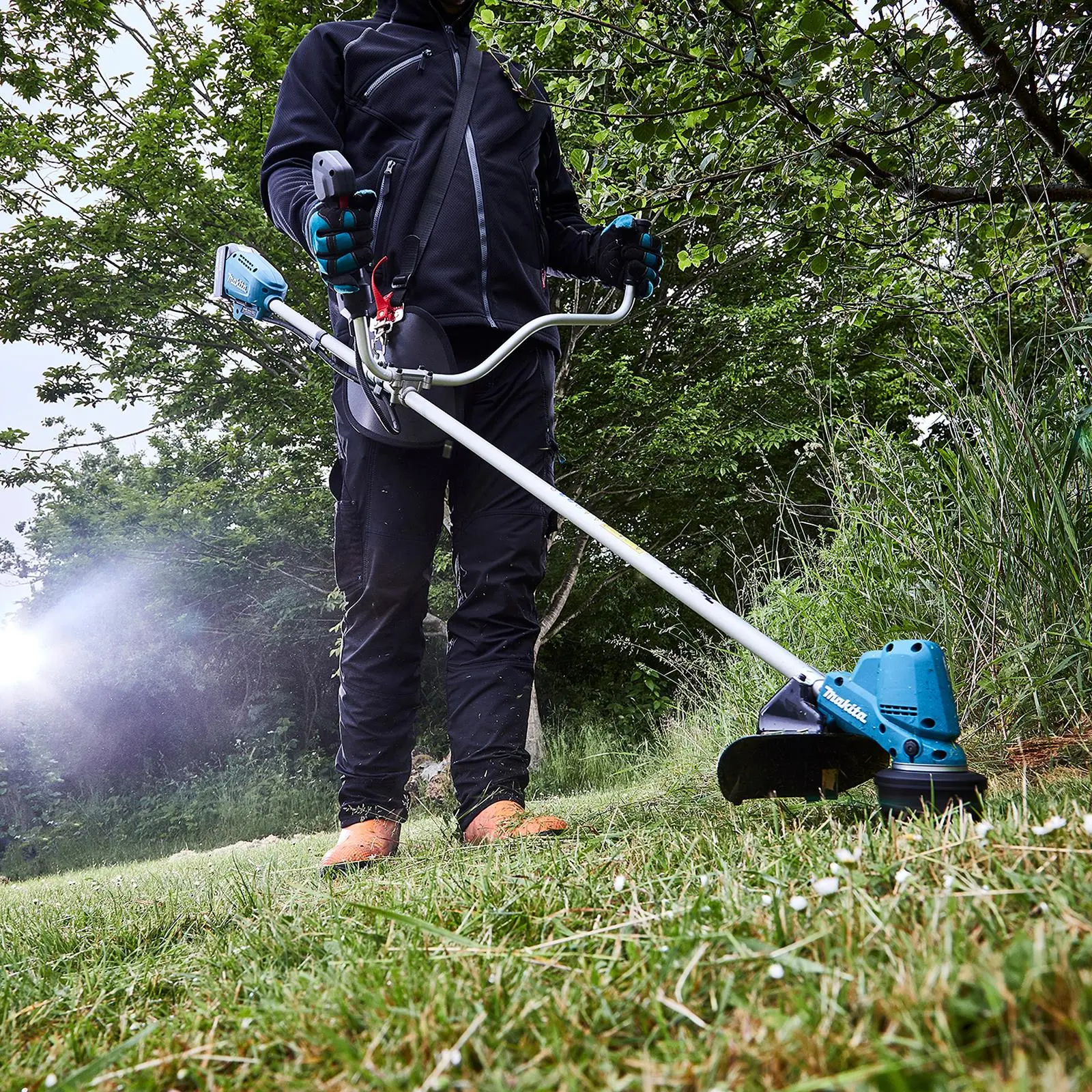 Makita Line Trimmer Strimmer Kit 18V LXT Brushless Cordless Garden Lawn Strimming 5Ah Battery and Charger DUR190URT8 - Image 10