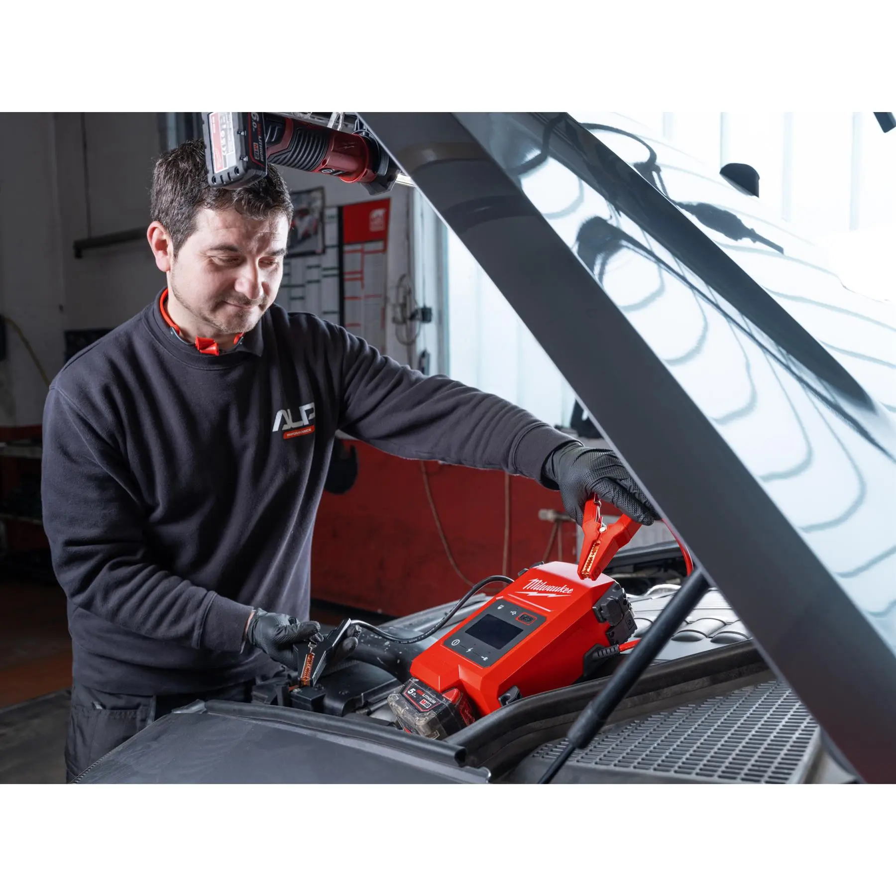 Milwaukee M18 18V Cordless Jump Starter Bare Unit M18JS2000-0 - Image 11