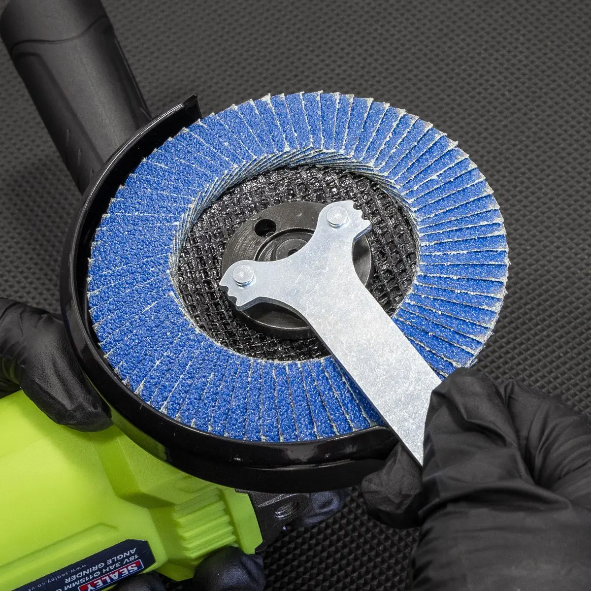 Sealey 18V 3Ah 115mm Cordless Angle Grinder - Green - Image 3