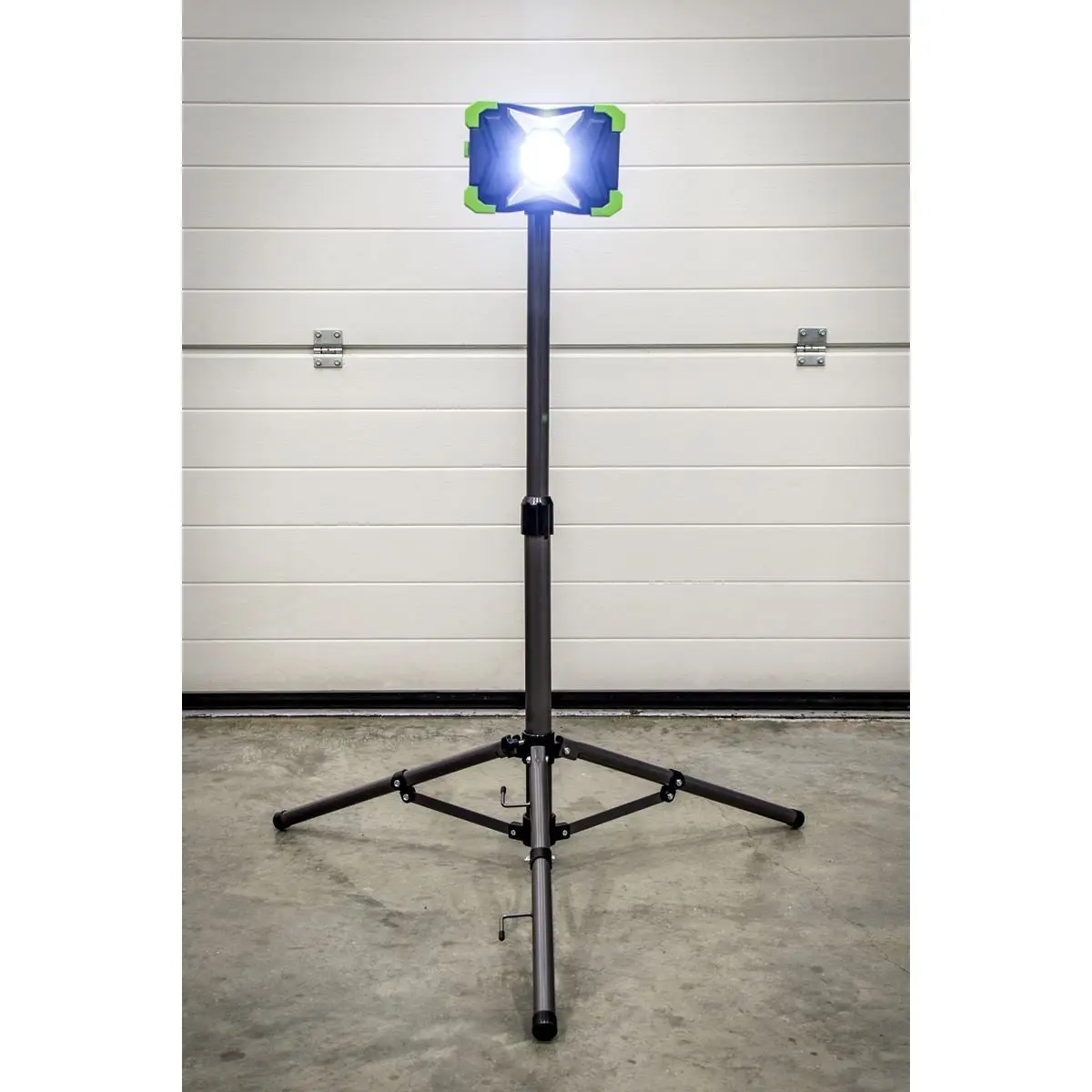 Sealey 30W COB LED Portable Floodlight & Telescopic Tripod - Image 2