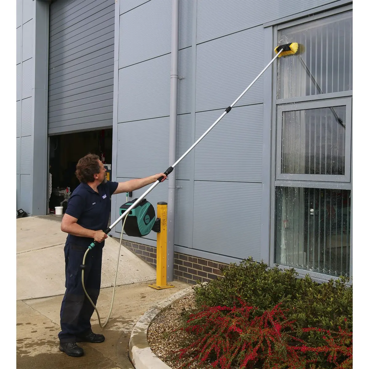 Sealey 5-Sided Flo-Thru Brush with 3m Telescopic Handle - Image 2
