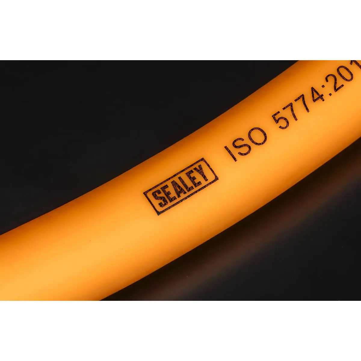 Sealey High-Visibility Hybrid Air Hose with 1/4"BSP Unions 5m x 10mm - Image 2