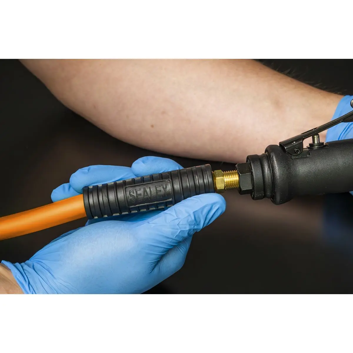 Sealey High-Visibility Hybrid Air Hose with 1/4"BSP Unions 5m x 8mm - Image 3