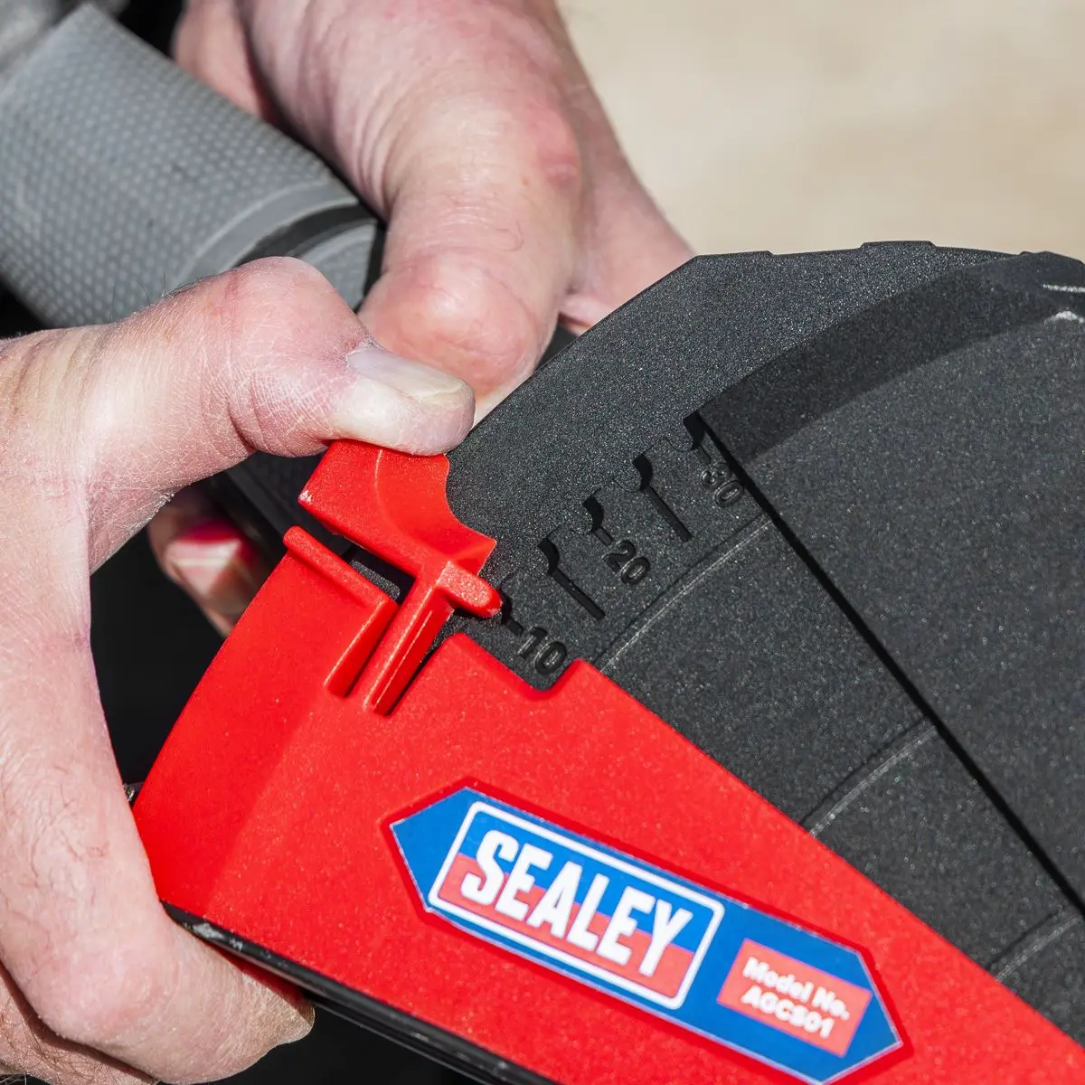 Sealey Adjustable Angle Grinder Cutting Shroud - Image 4