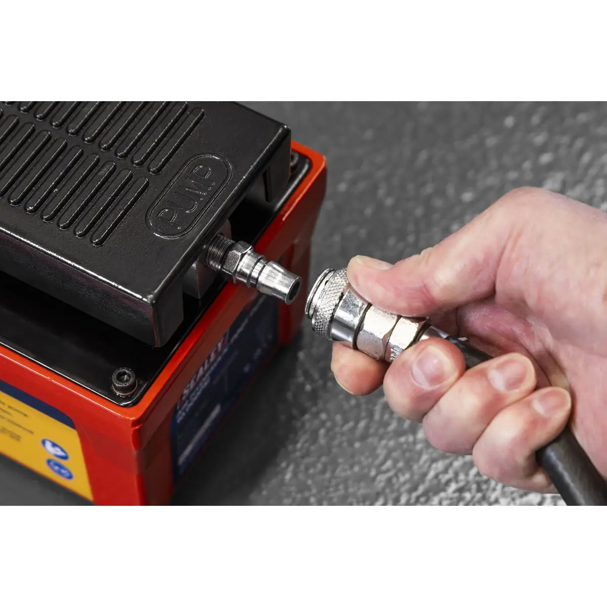 Sealey Air Hydraulic Foot Pump 10,000psi - Image 4
