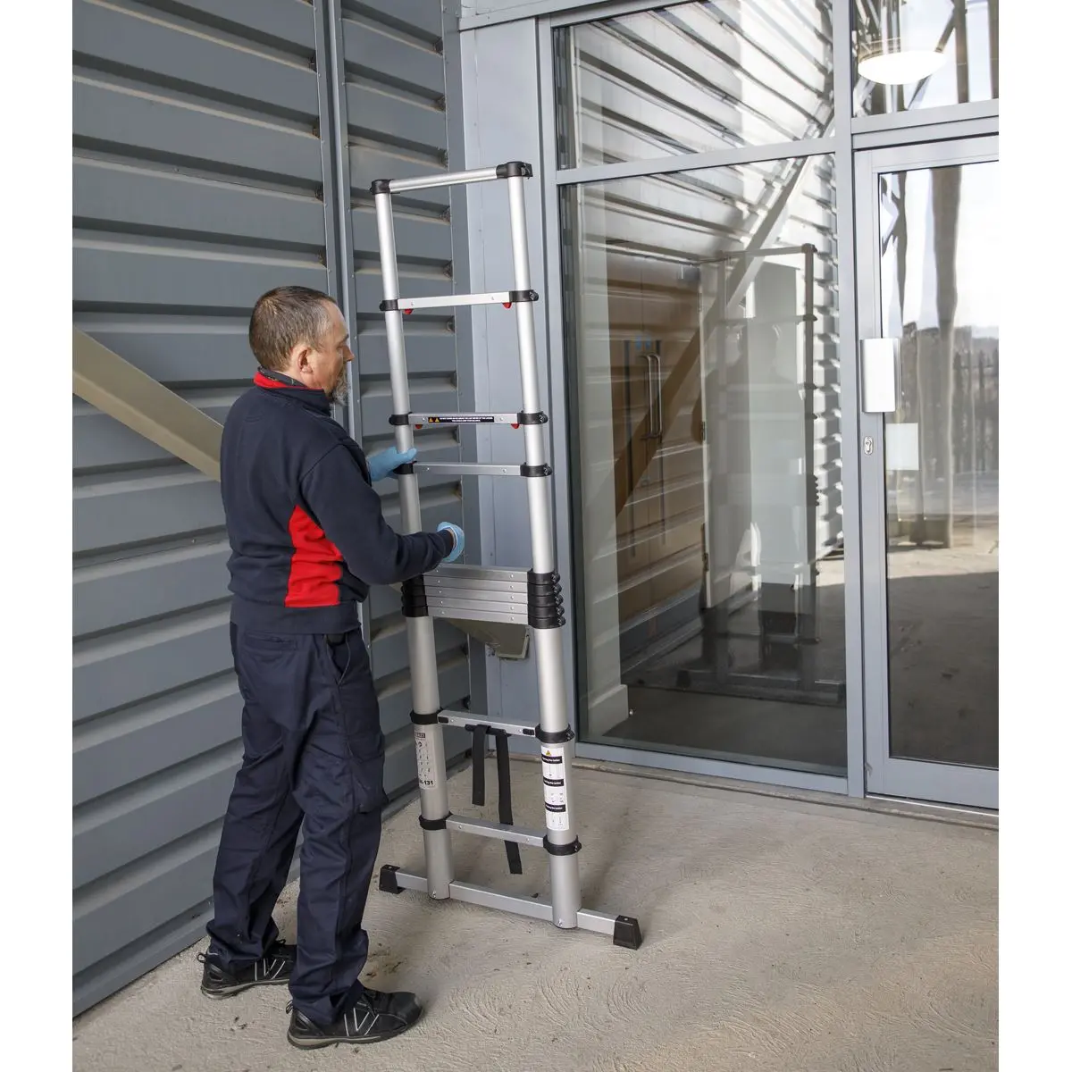 Sealey Aluminium Telescopic Ladder 11-Tread EN 131 - Image 4