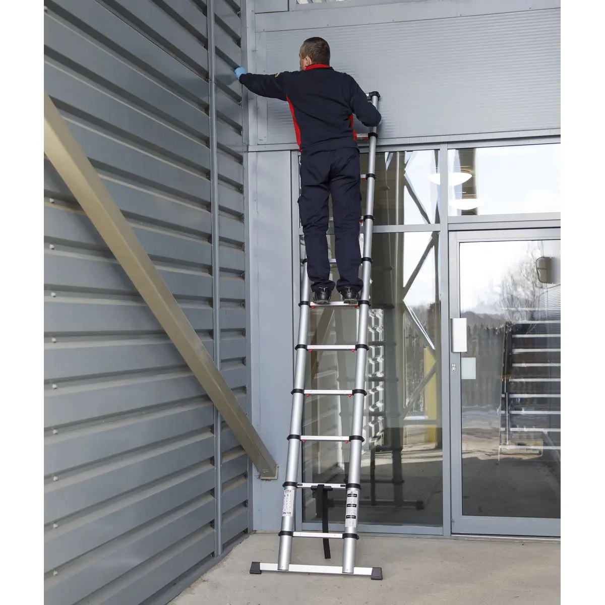Sealey Aluminium Telescopic Ladder 11-Tread EN 131 - Image 5