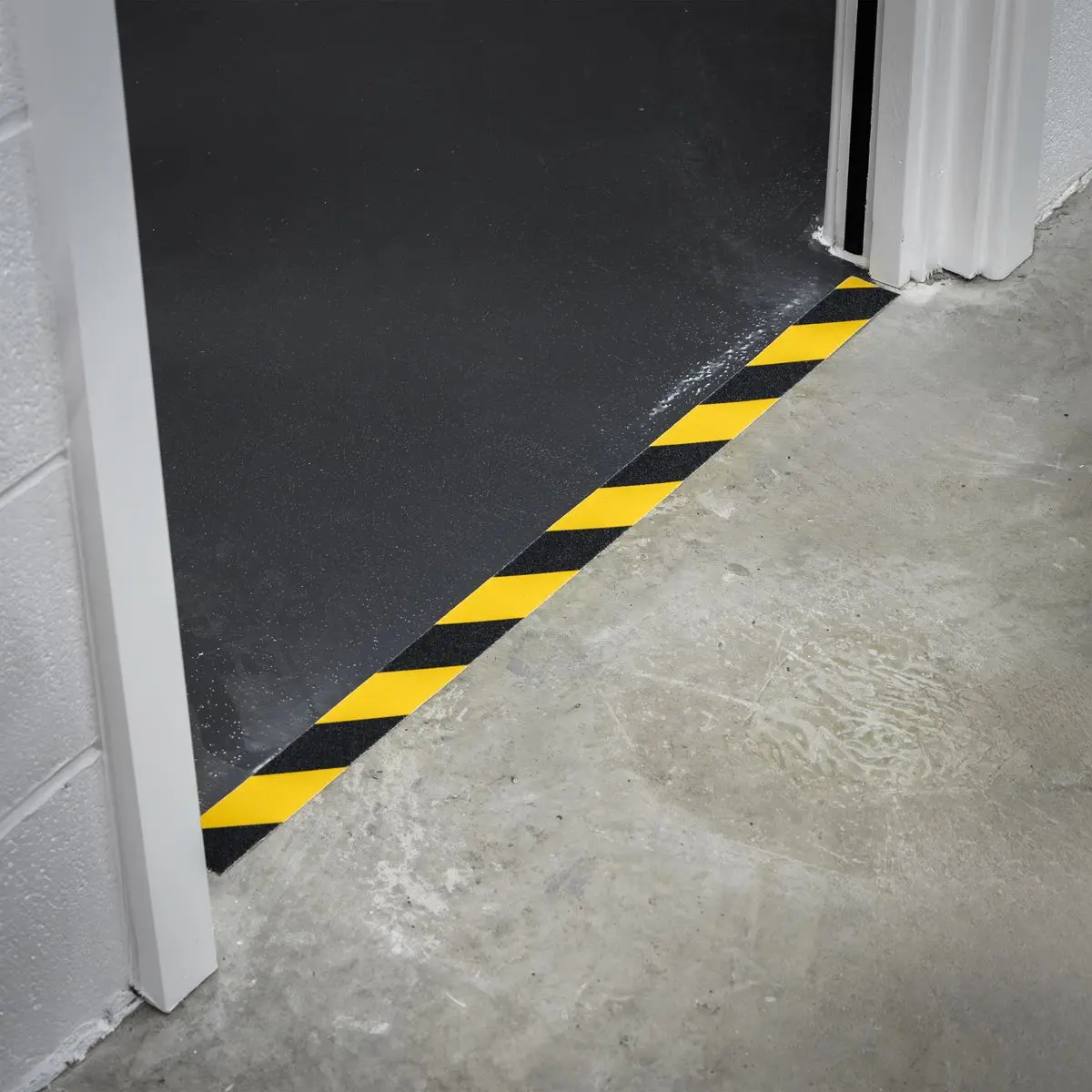 Sealey Anti-Slip Tape Self-Adhesive Black Yellow 50mm x 18m - Image 6