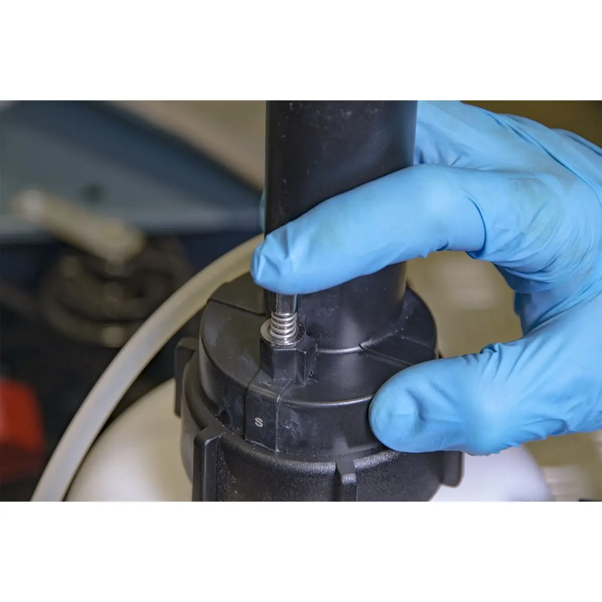 Sealey Brake and Clutch Bleeding System 2.5 Litre One Person Operation - Image 5