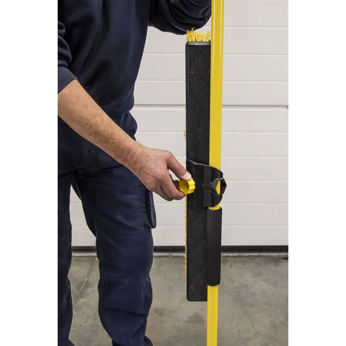 Sealey Bulldozer Yard Broom 24"(600mm) - Image 9