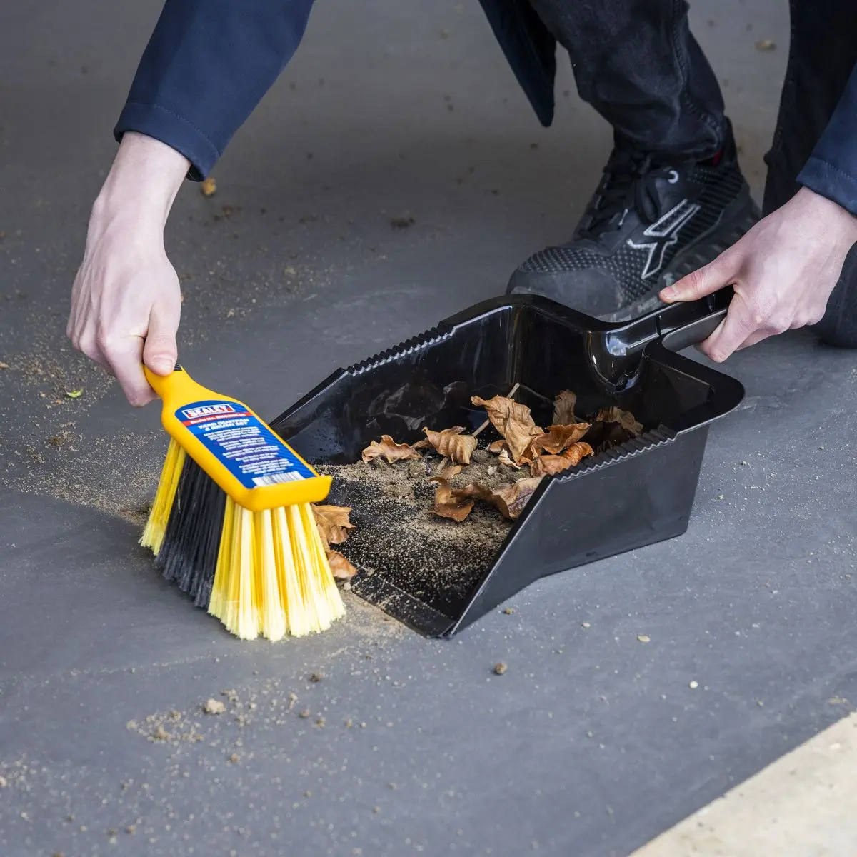 Sealey Bulldozer Yard Dustpan & Brush Set - Image 6