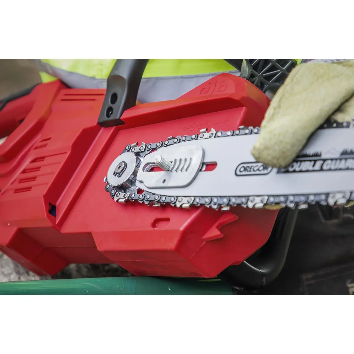 Sealey Cordless Chainsaw 25cm 20V 4Ah SV20 Series Kit -  2 Batteries - Image 4