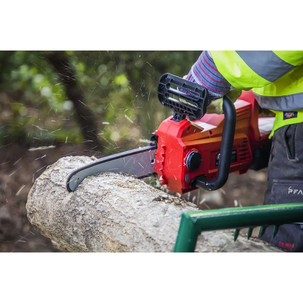 Sealey Cordless Chainsaw 25cm 20V 4Ah SV20 Series Kit -  2 Batteries - Image 7