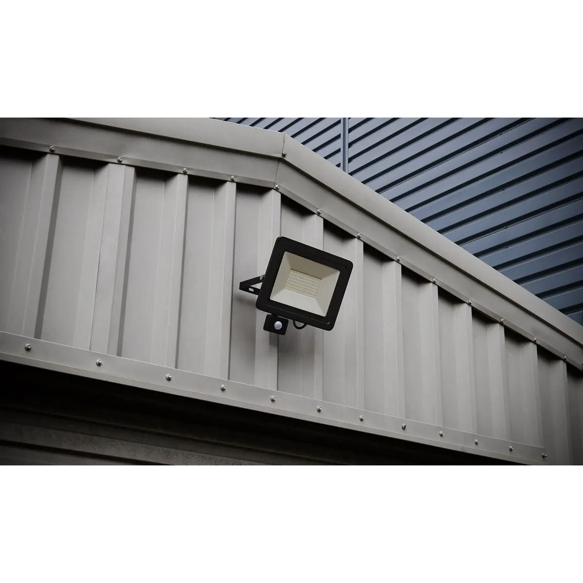 Sealey Extra-Slim Floodlight with PIR Sensor 50W SMD LED - Image 3