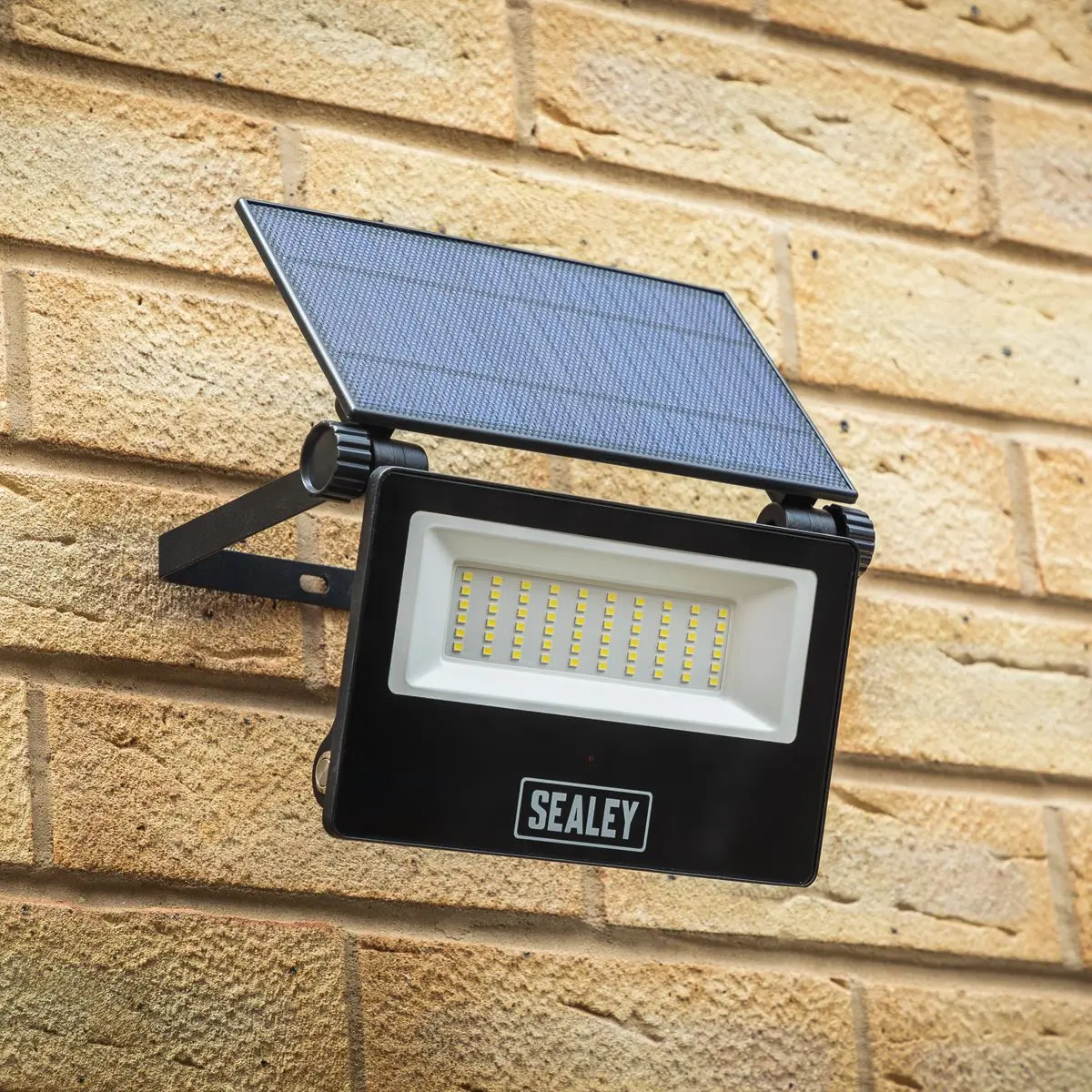 Sealey Extra-Slim Solar Floodlight with Wall Bracket 30W SMD LED - Image 8