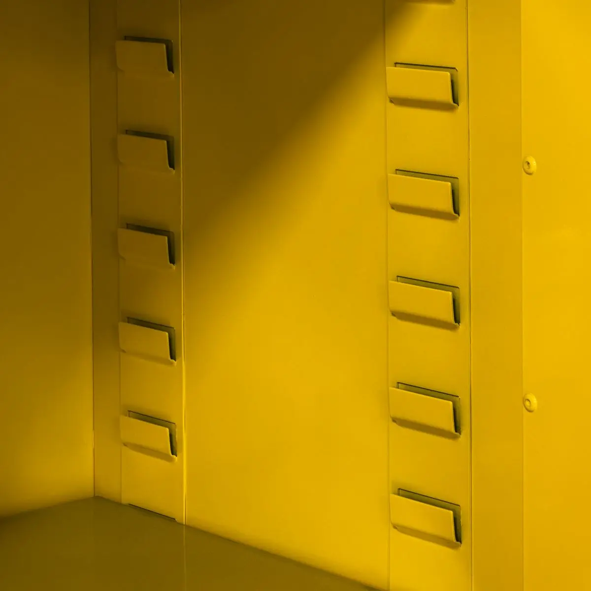 Sealey Flammables Storage Cabinet 585 x 455 x 890mm - Image 4