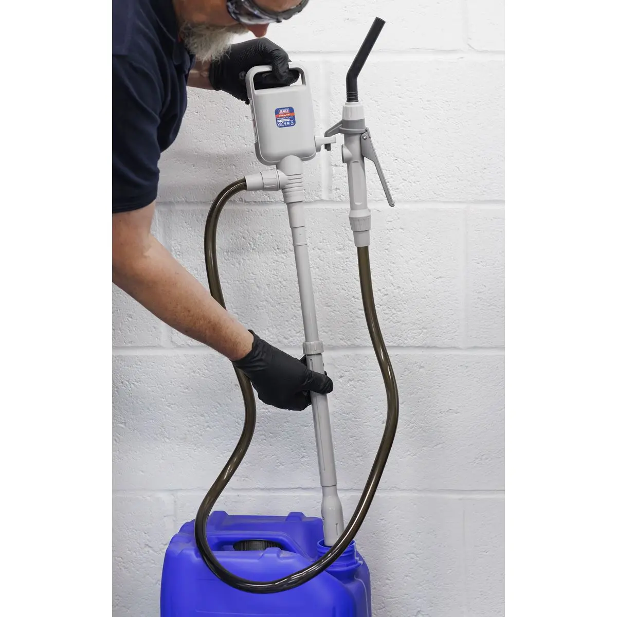 Sealey Fluid Transfer Pump with Nozzle Battery Operated - Image 4