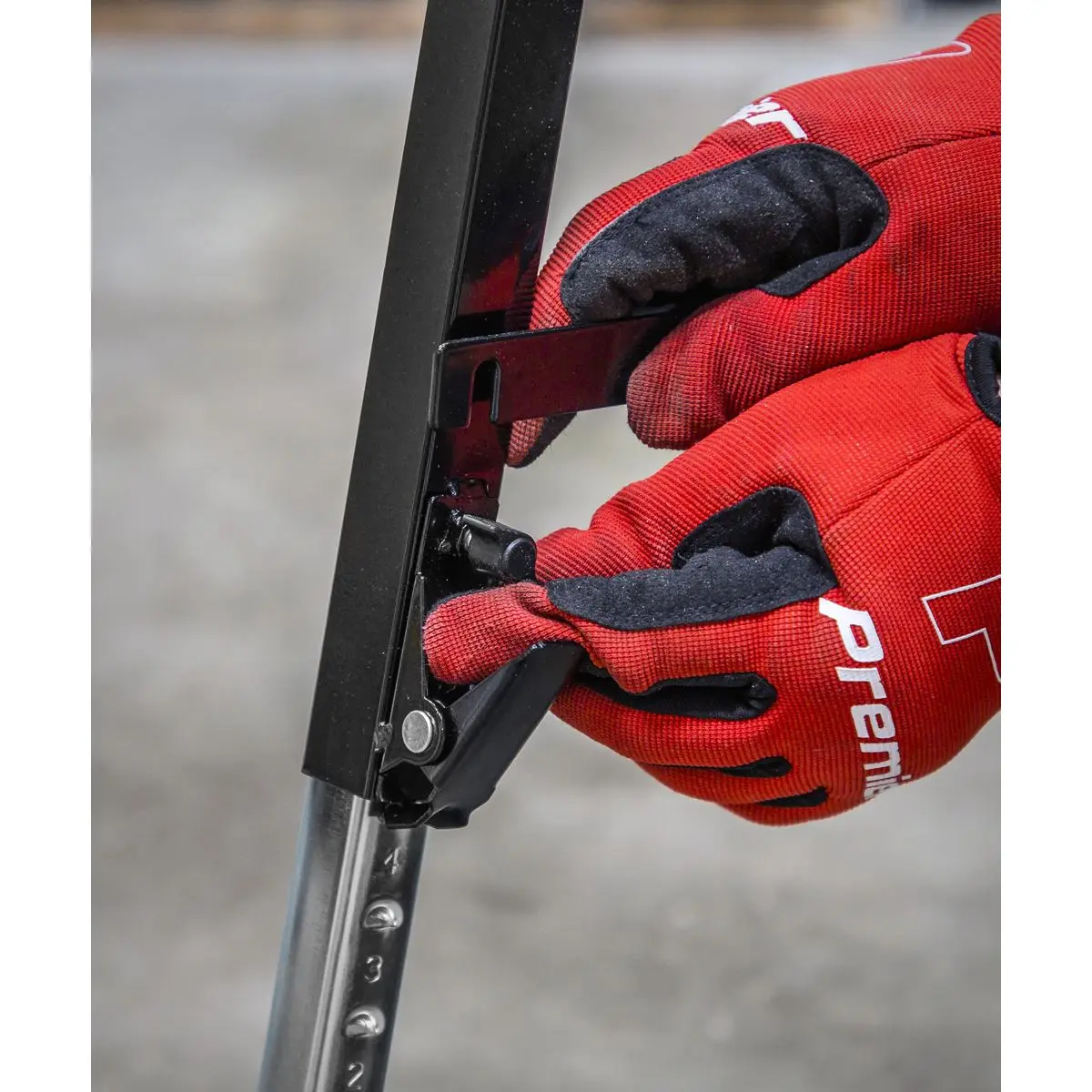 Sealey Fold Down Trestle with Adjustable Legs 150kg Capacity - Image 8