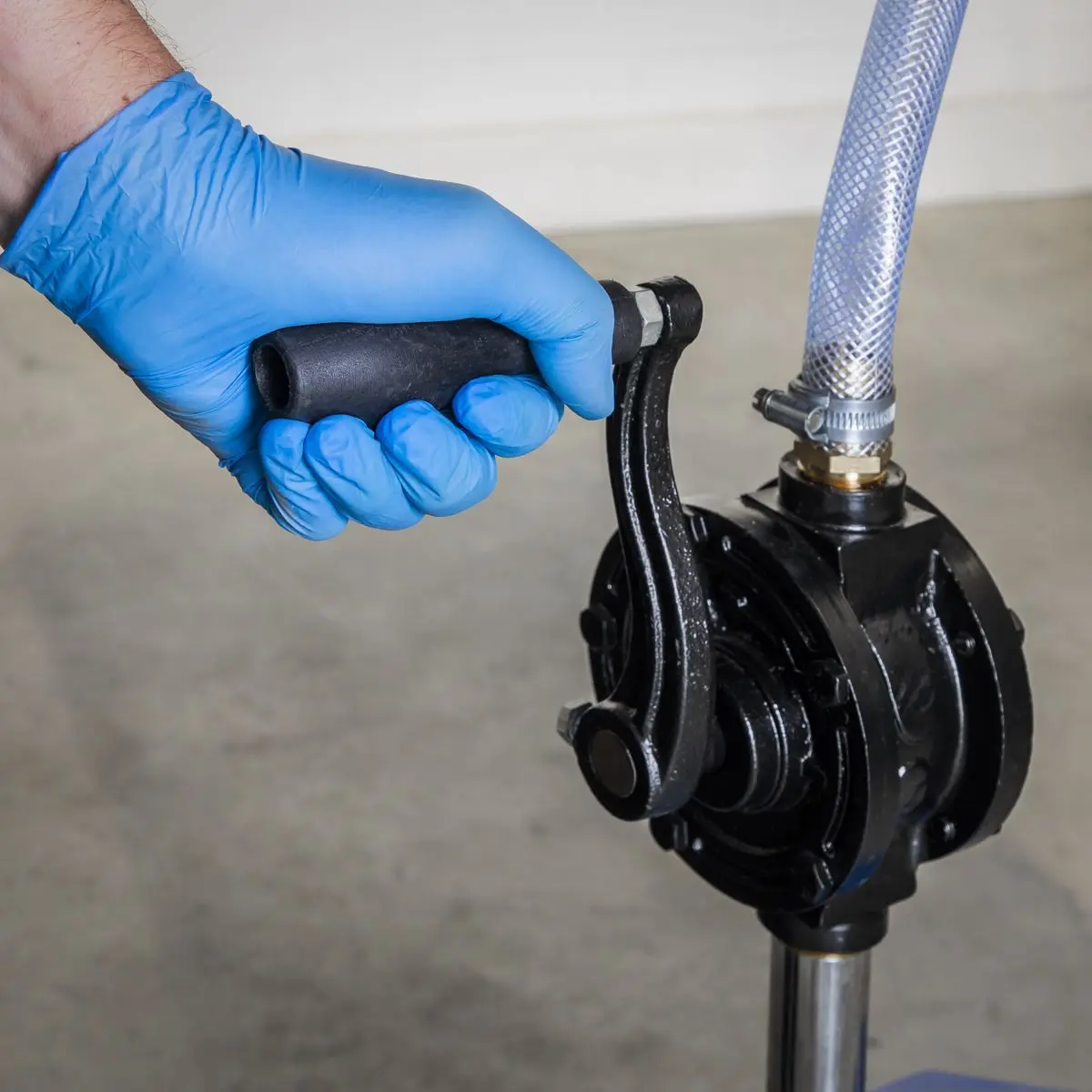 Sealey Gear Oil Pump with 10.5L Steel Reservoir - Image 4
