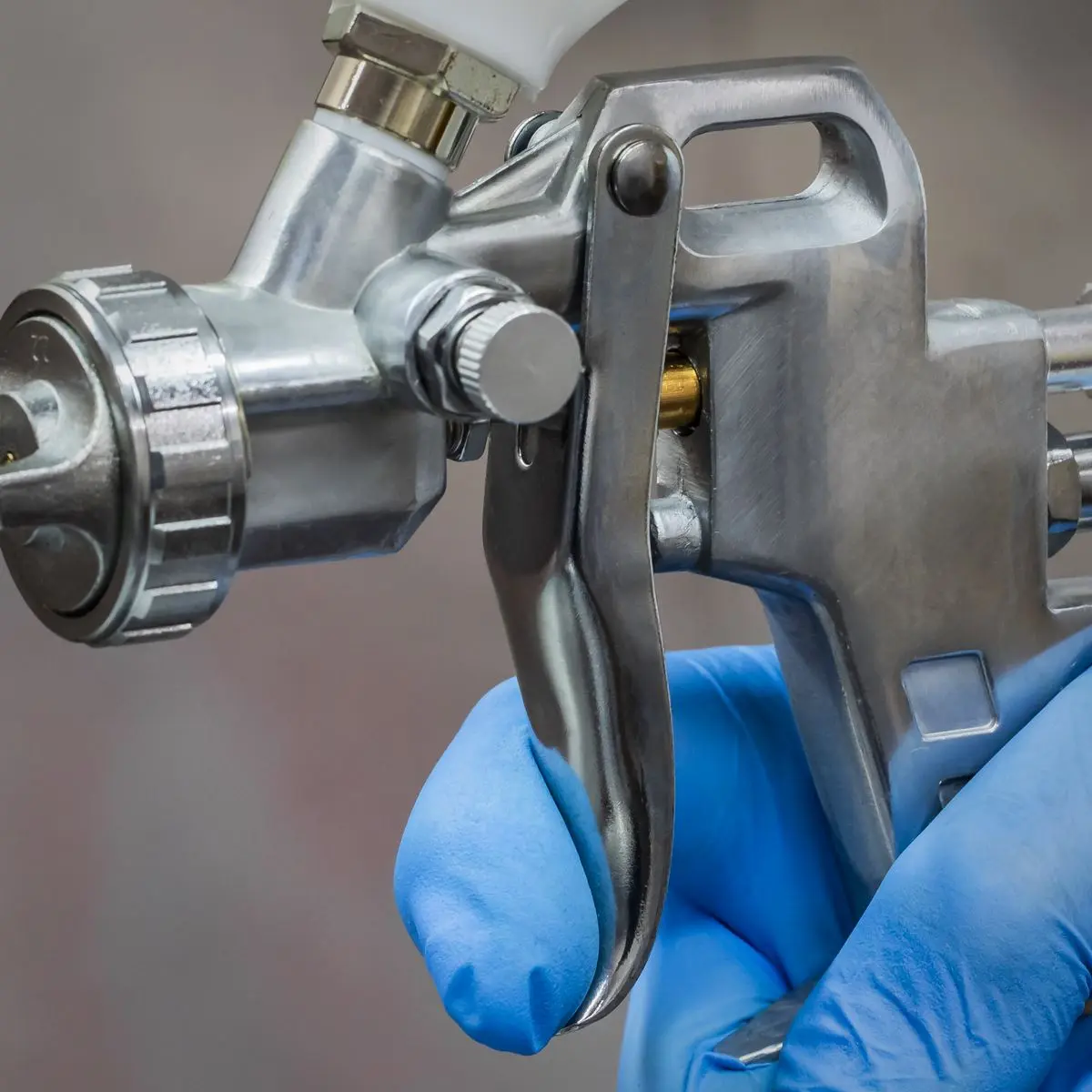 Sealey Gravity Feed Spray Gun 2.2mm Set Up Adjustable Paint Flow 600ml - Image 7