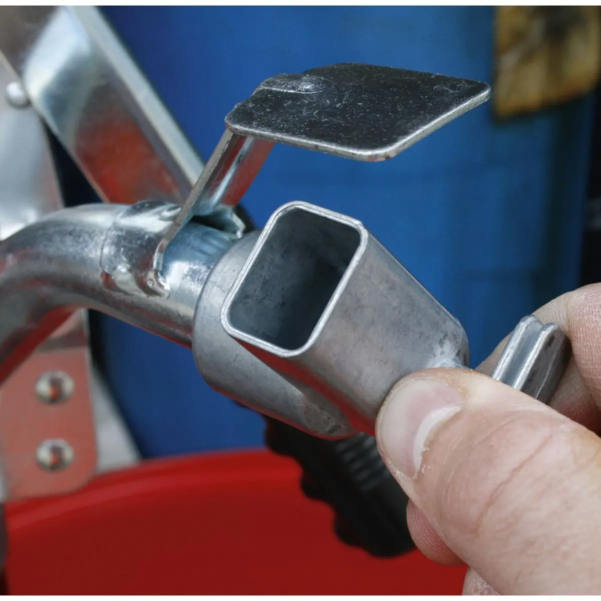Sealey Heavy-Duty Lever Pump with Swivel Handle - Image 6